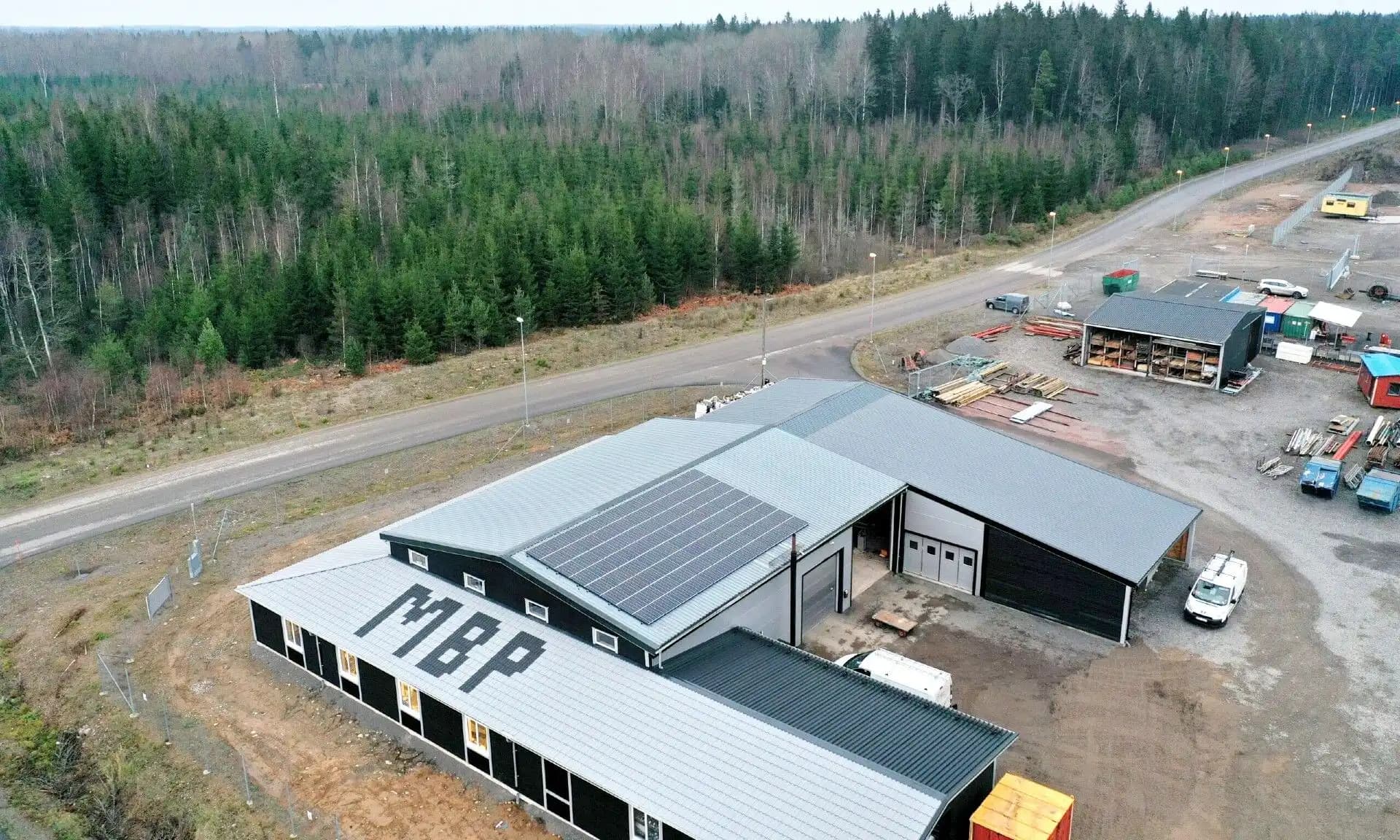 Tillverkningsindustri med solceller på taket