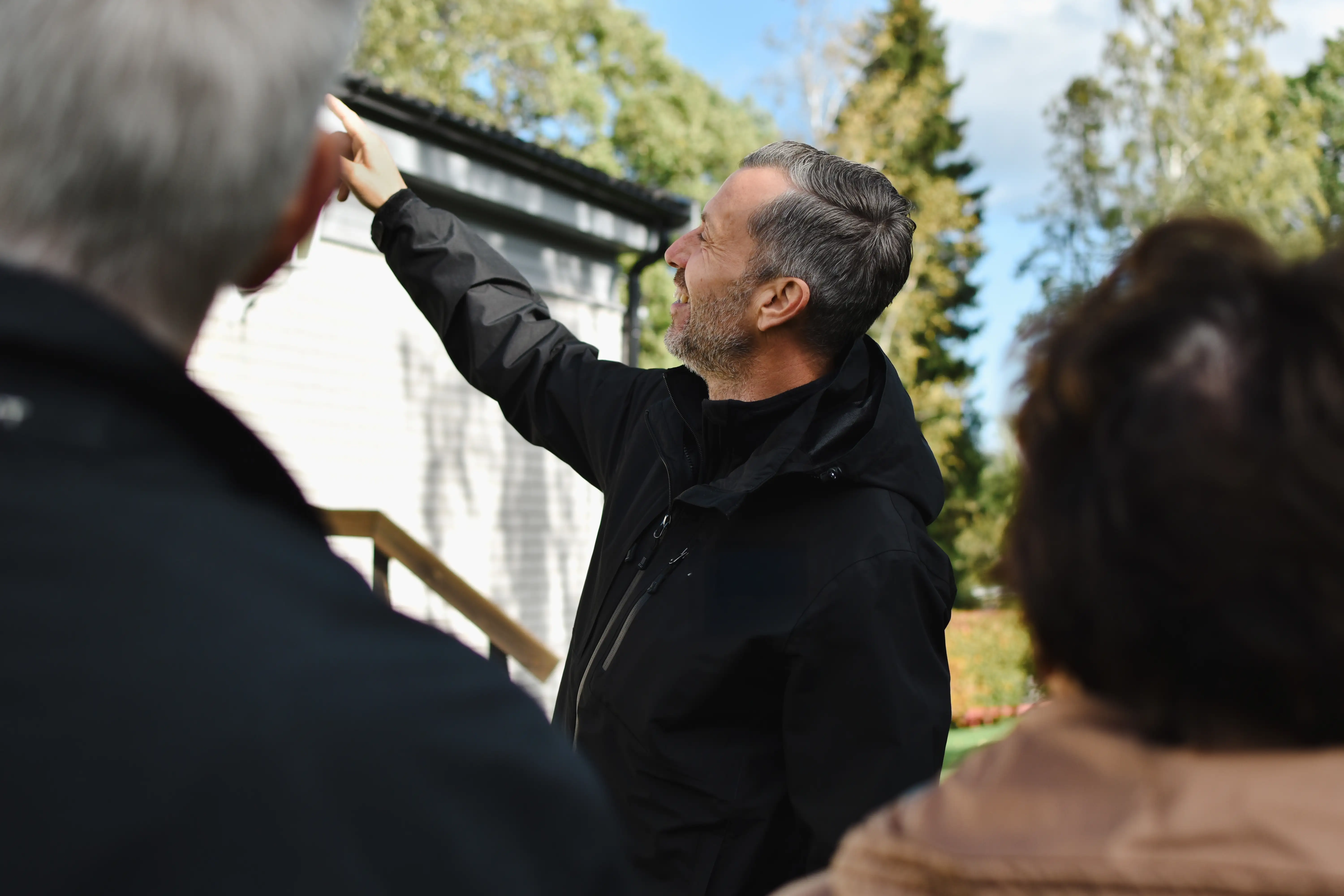 Säljare visar solcellsprojektet