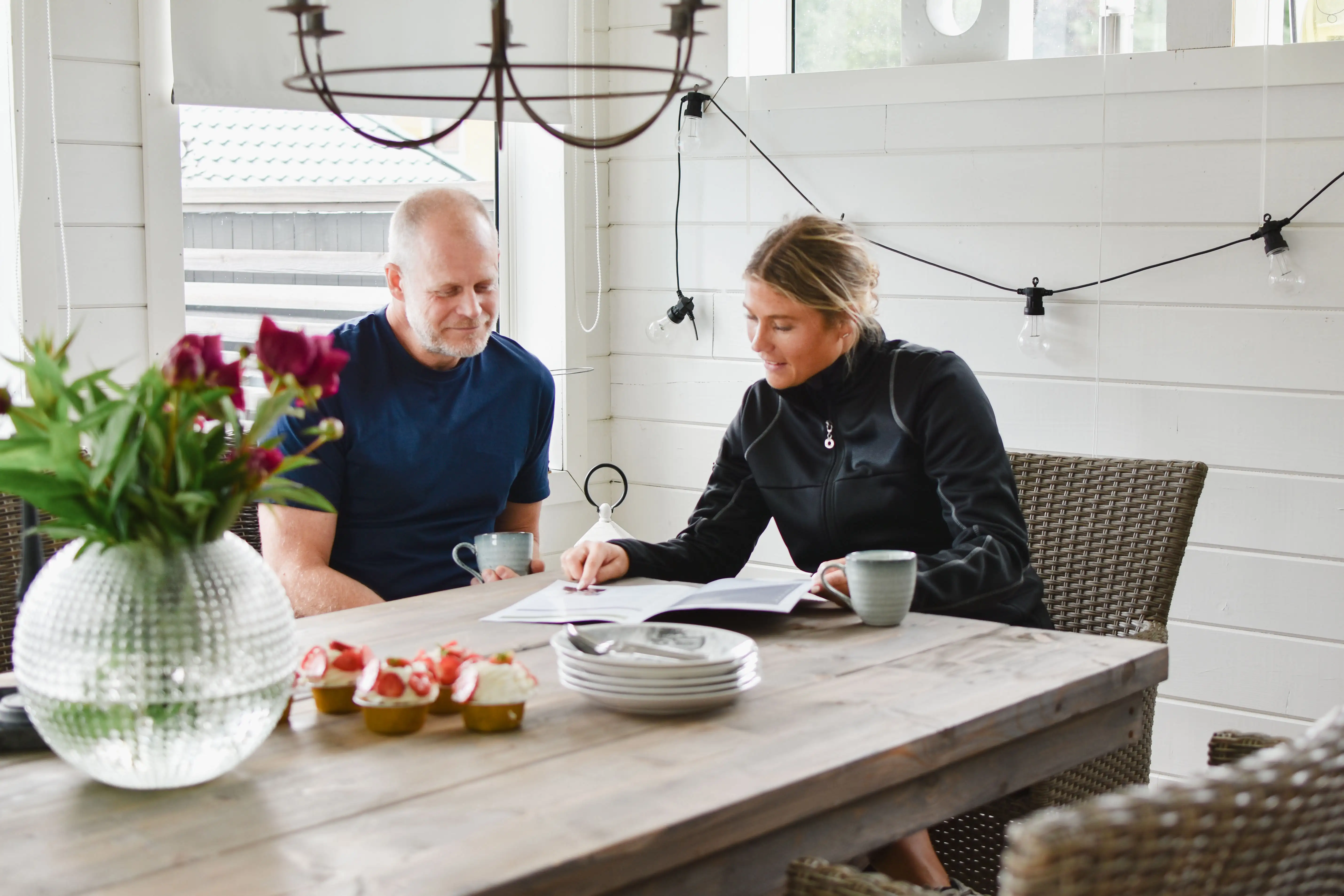 Säljare visar solcellslösningar