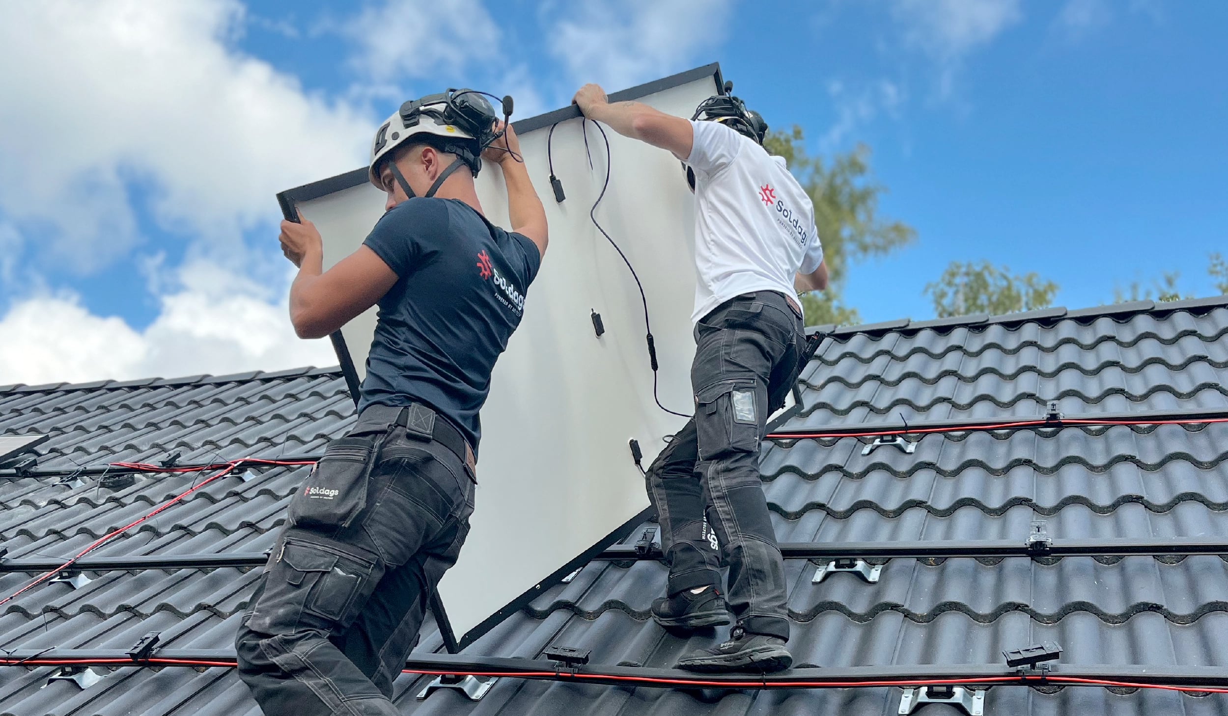 Soltech montörer bär en solcell