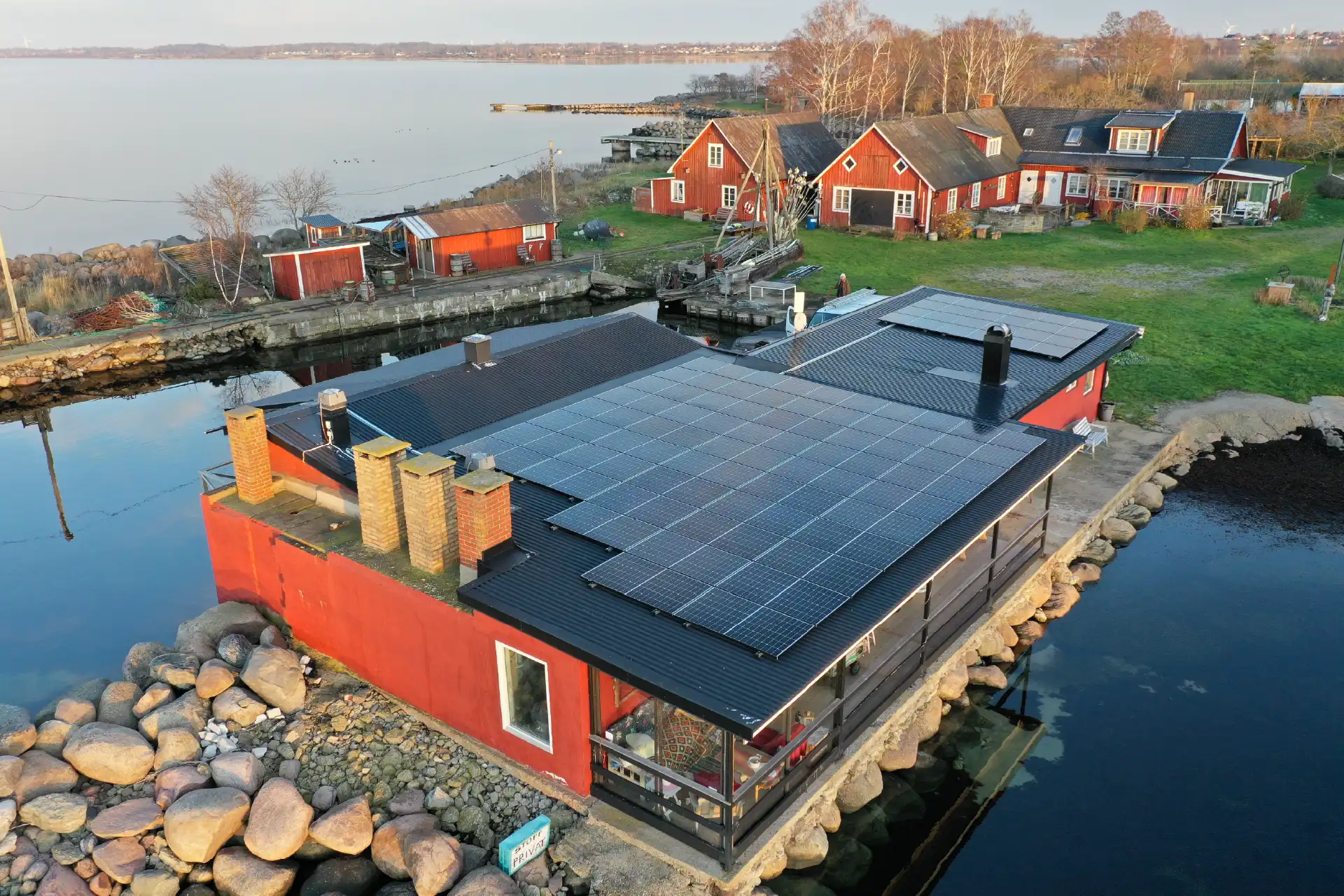 Närbild på solpaneler villatak vid kusten