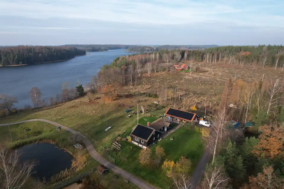 Solceller på villa i lantlig miljö