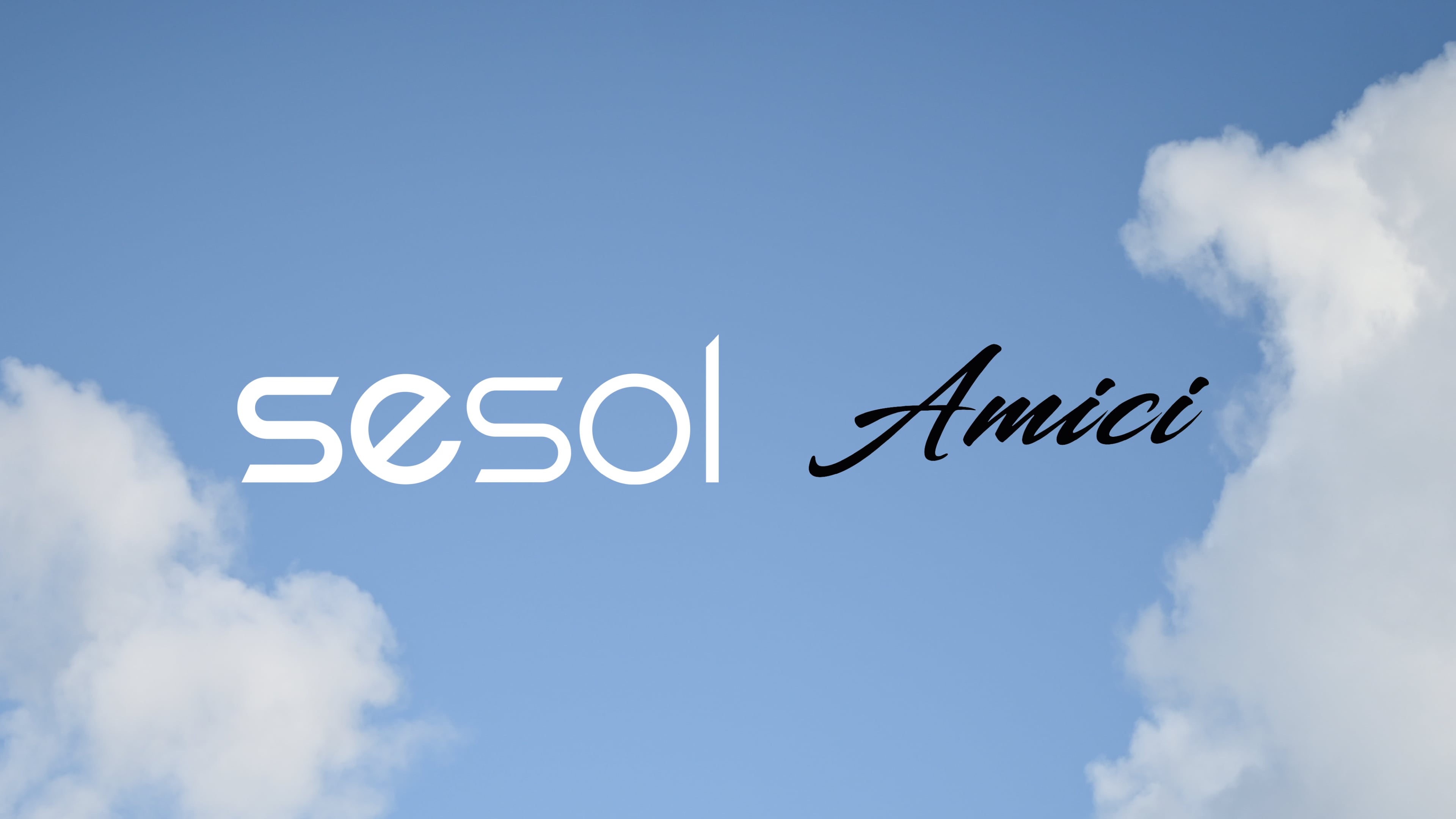 Blå himmel med sesol och Amici logo