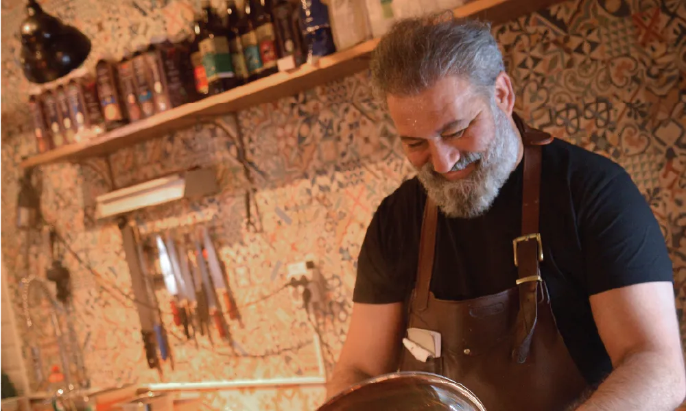 Man som lagar mat på Amici