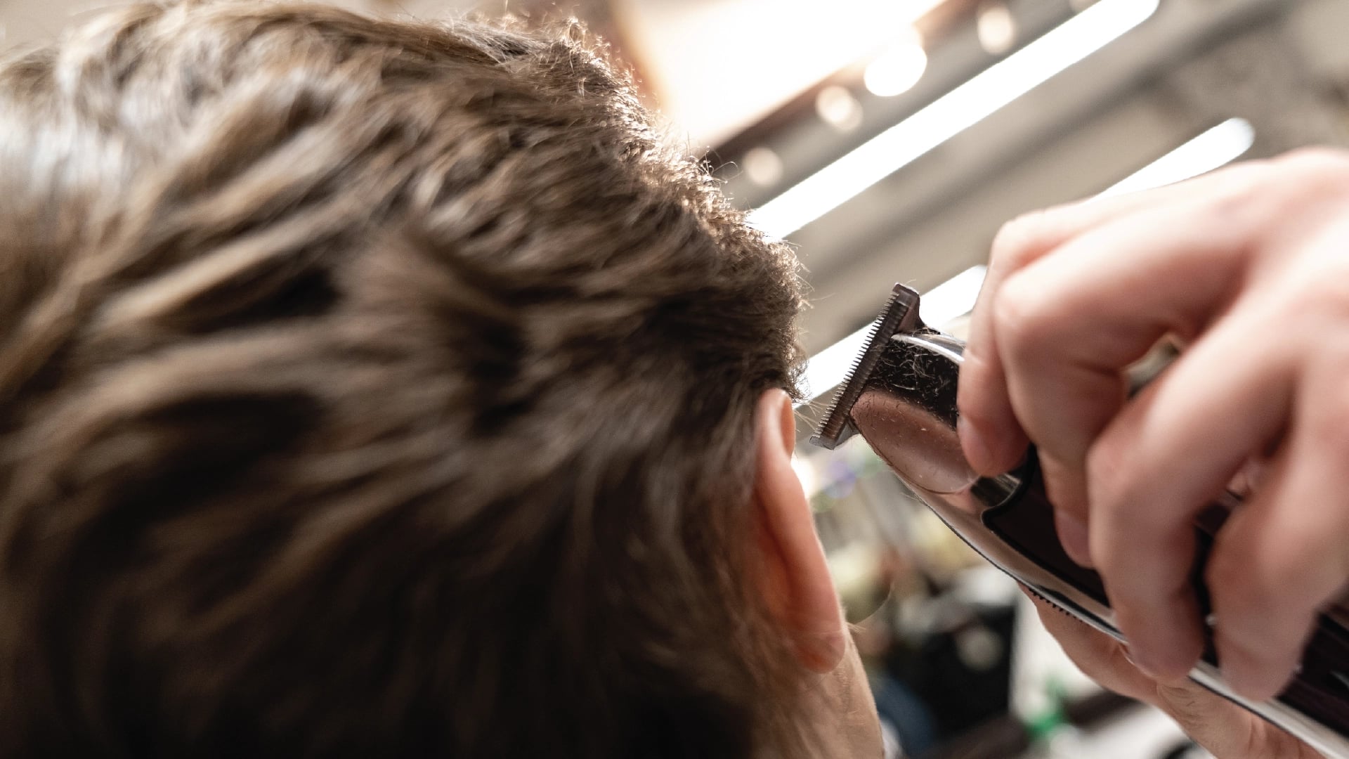 barberare som klipper hår