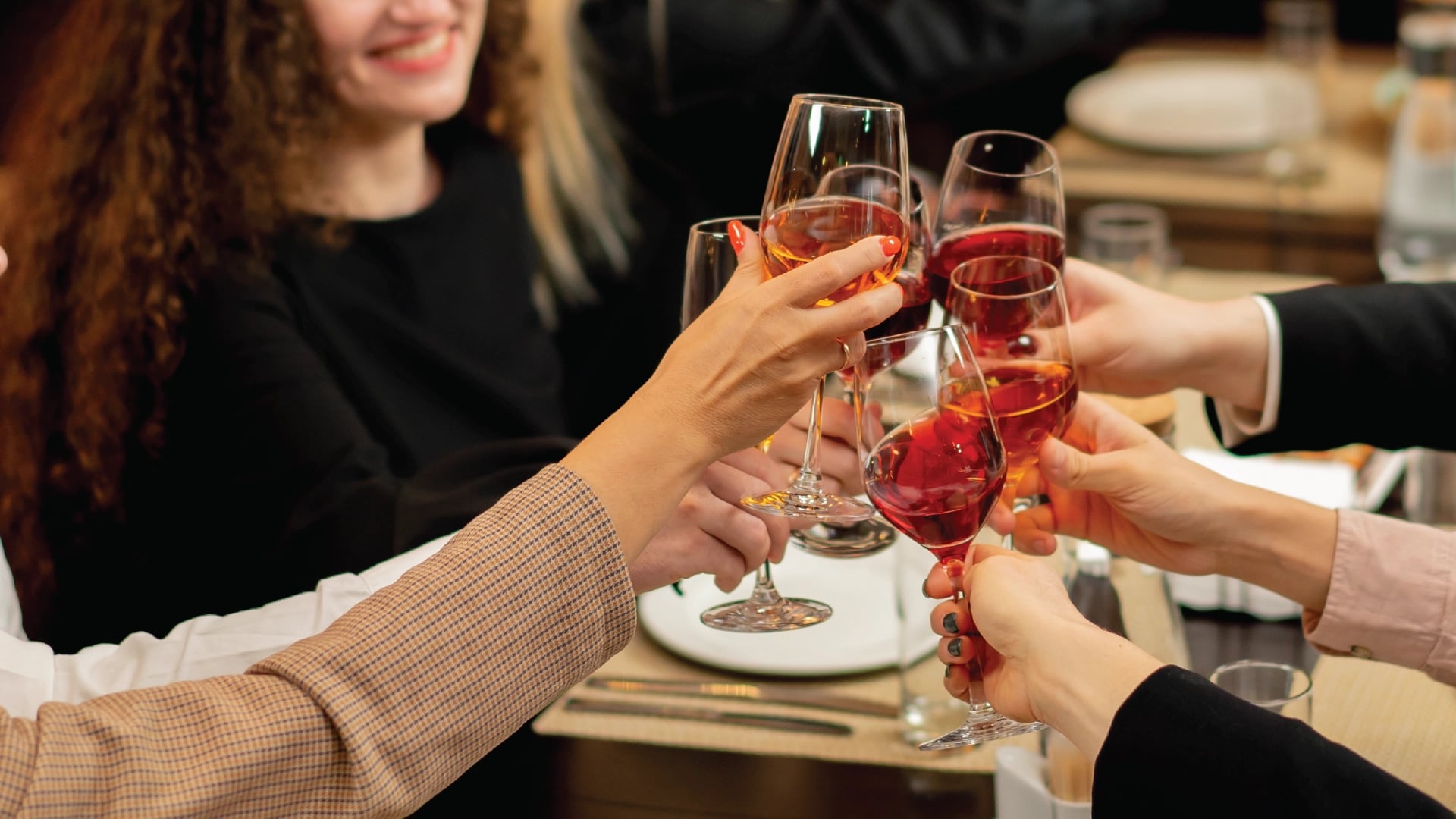 Personer som skålar på restaurang