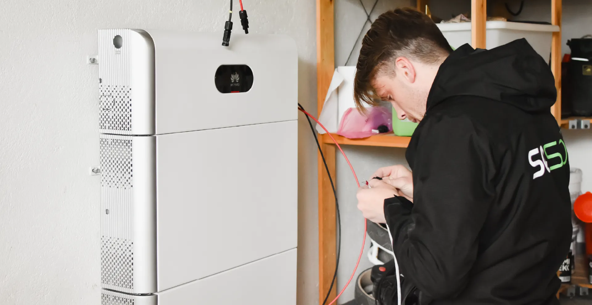 Sesol elektriker kopplar in Huawei solcellsbatteri Luna 2000