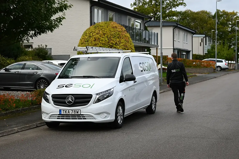 Solcellsmontör kliver ur bilen