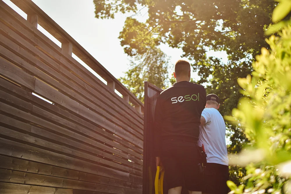 Solcellsmontörer bär solpanel under installation