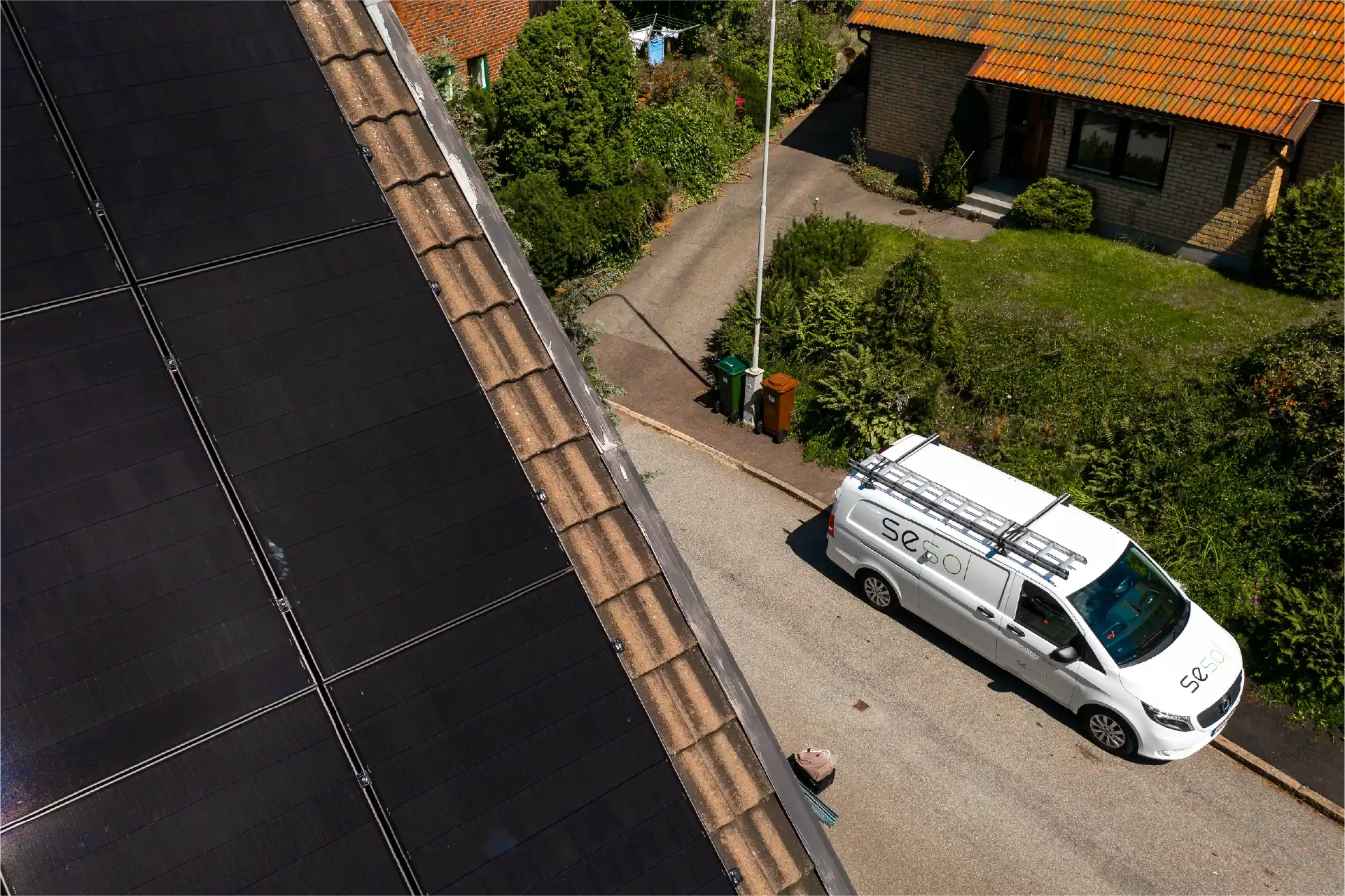 Solcellsmontage med Sesols montörsbil parkerad nedanför