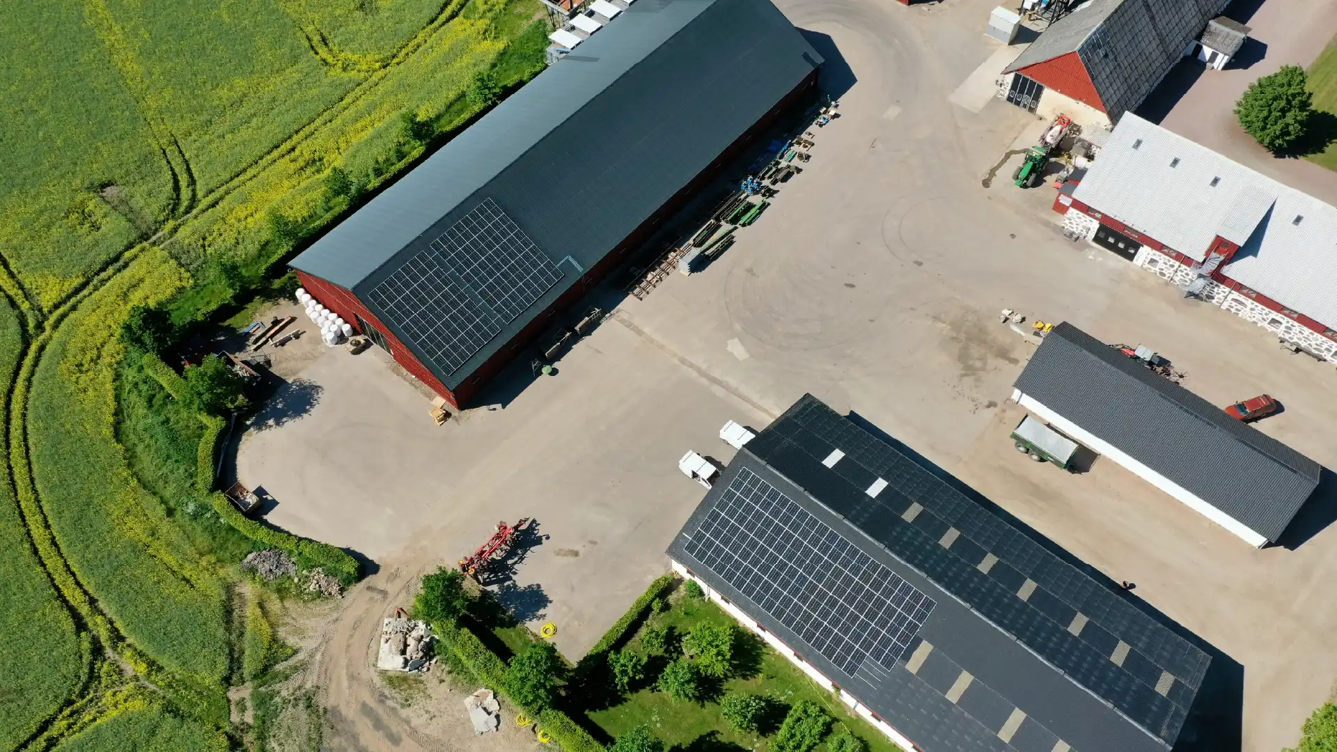 Solceller på röd och vit ladugård