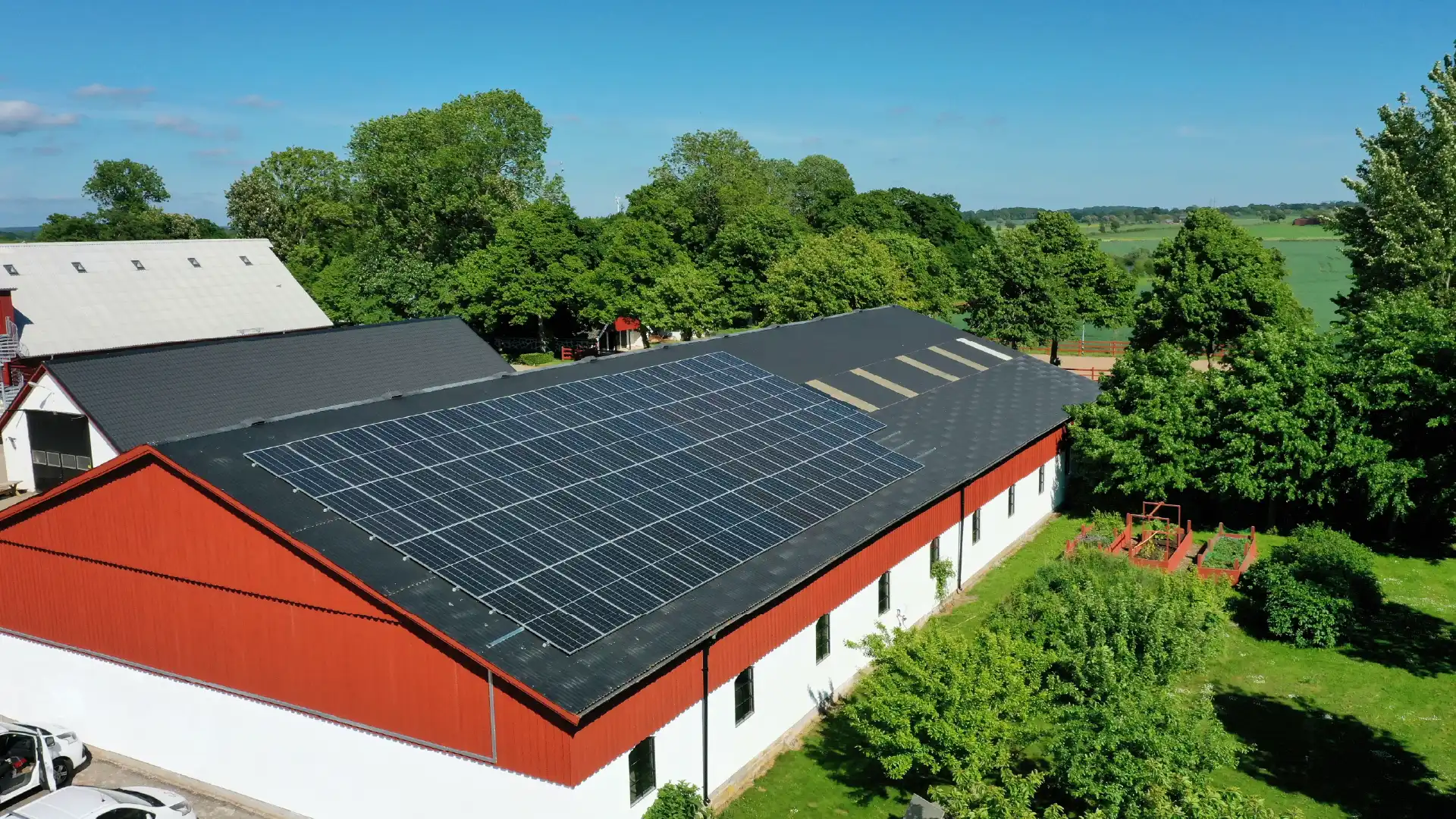Solceller på röd och vit ladugård