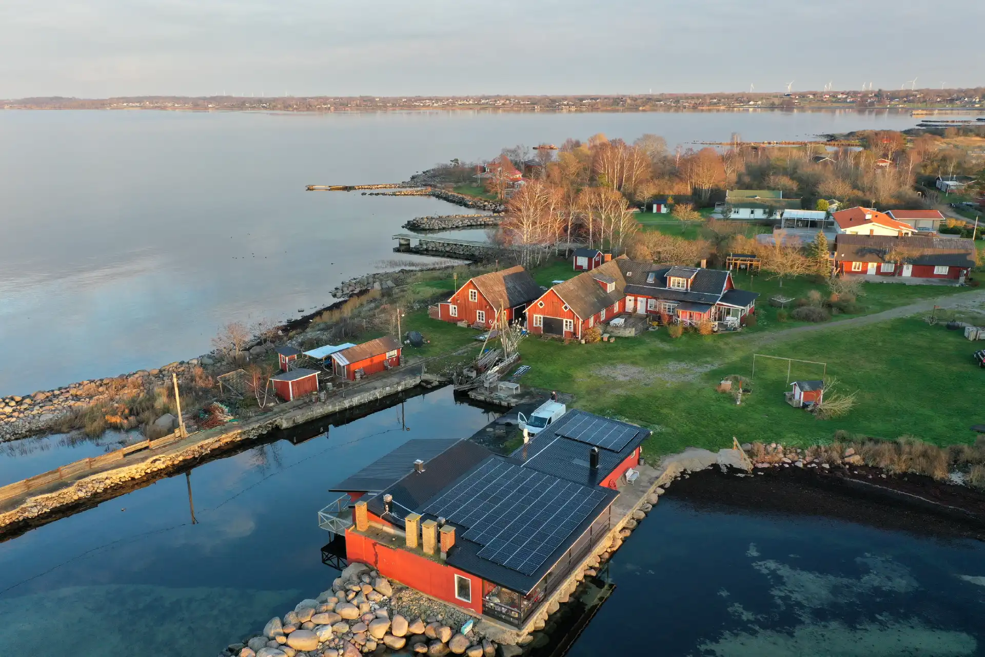 Solceller på villatak vid havet