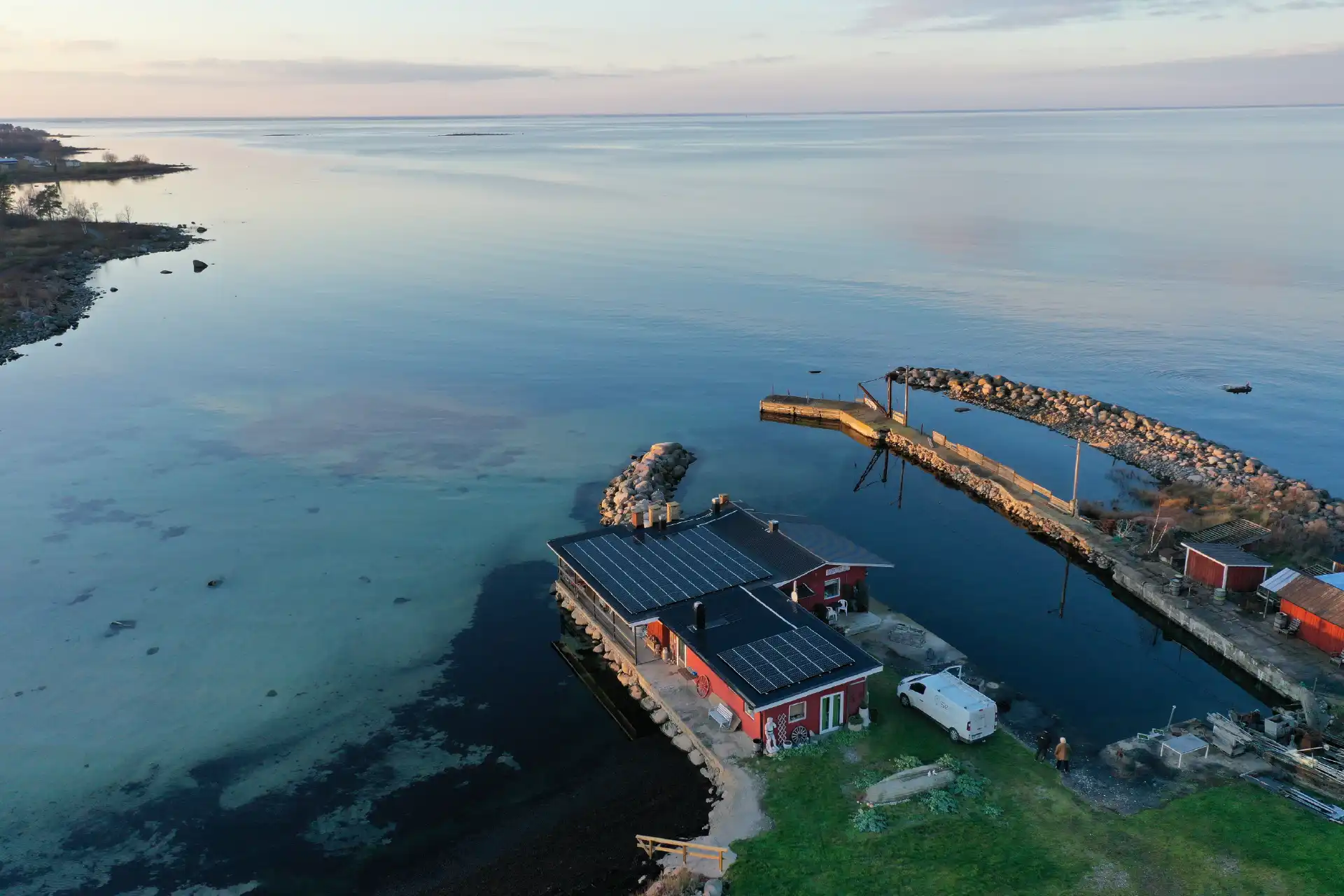 Drönarvy solcellsanläggning vid havet