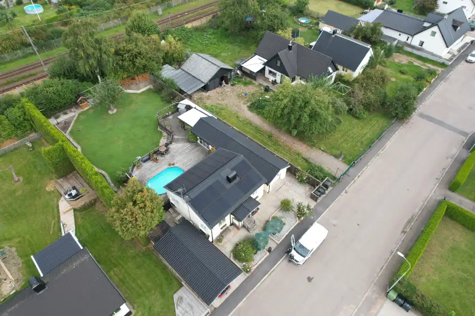 Solcellsanläggning på hus i villaområde