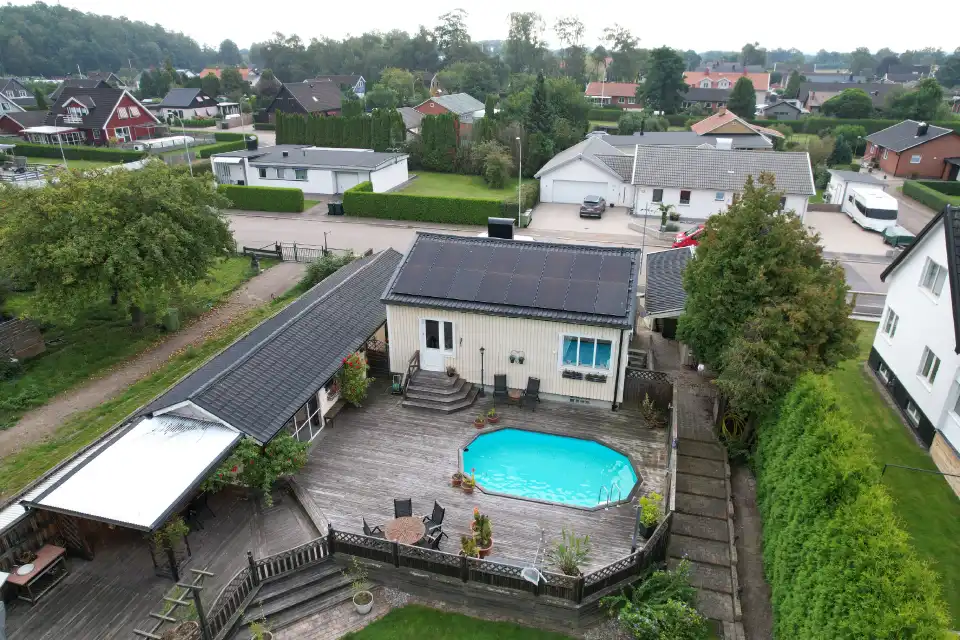 Solcellsanläggning på hus i villaområde