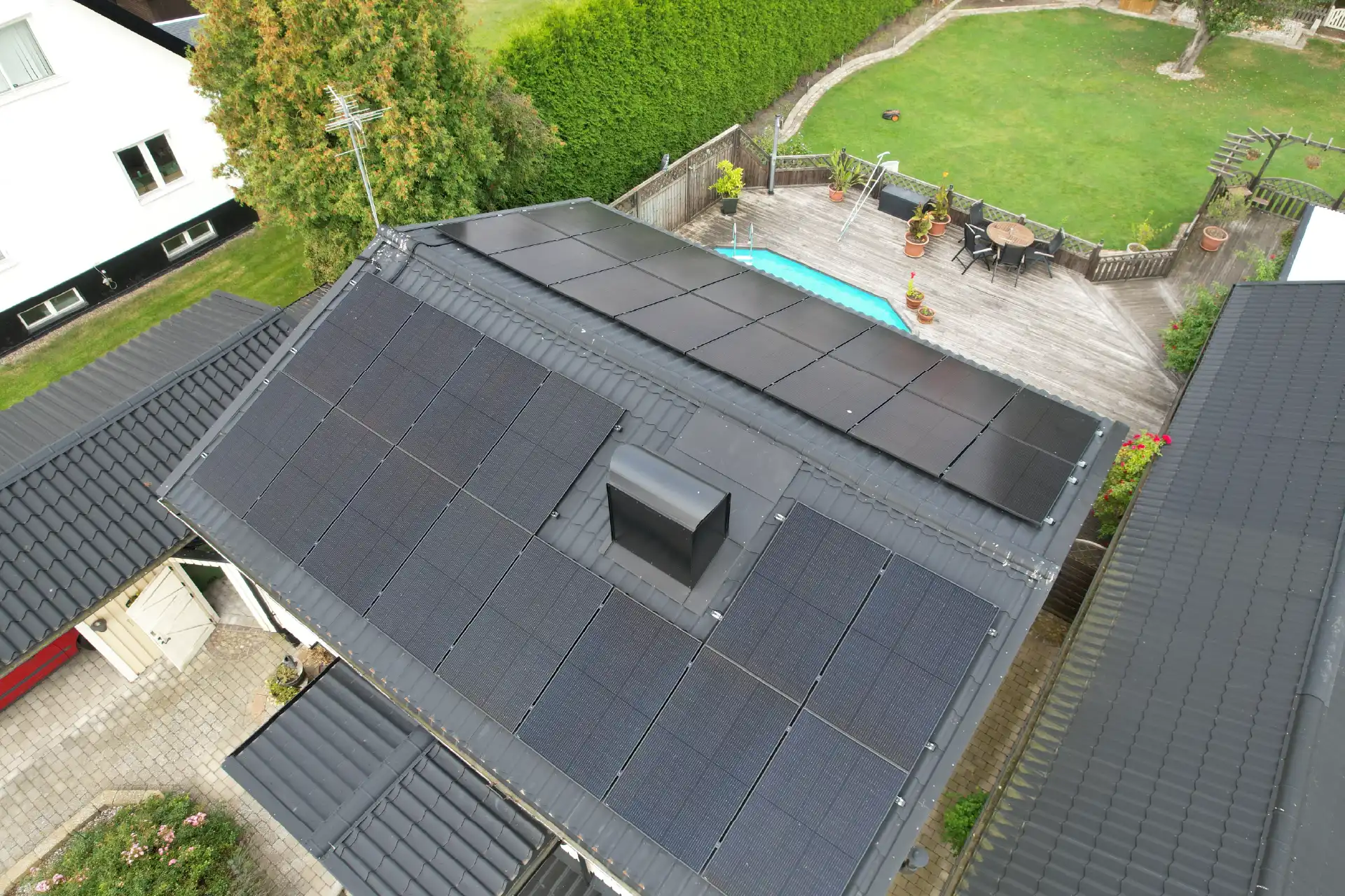 Solcellsanläggning på hus i villaområde