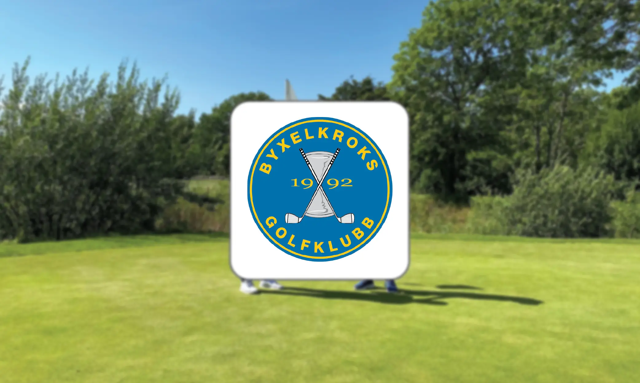 Bild på golfbana med Byxelkrok logga