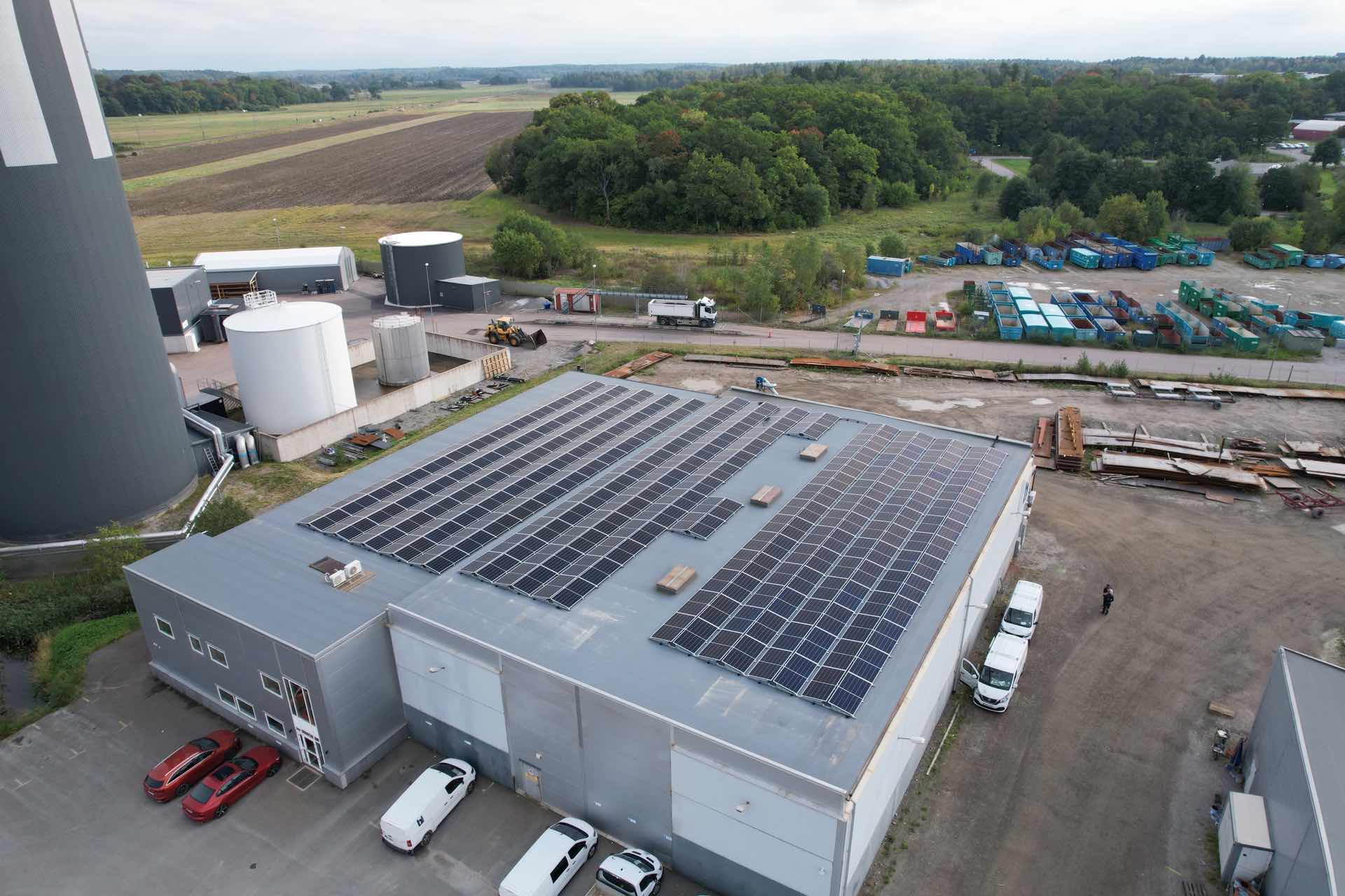 Solceller på en solcellsanläggning i Strängäs