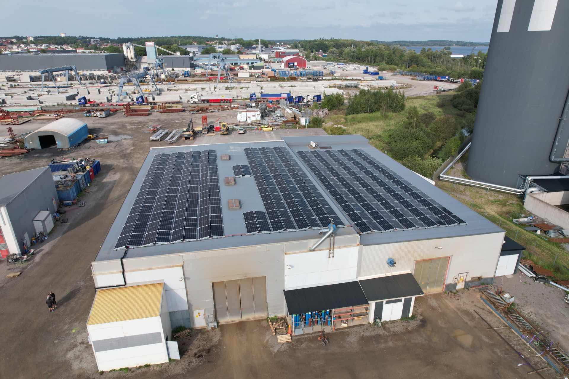 Solceller på en solcellsanläggning i Strängäs