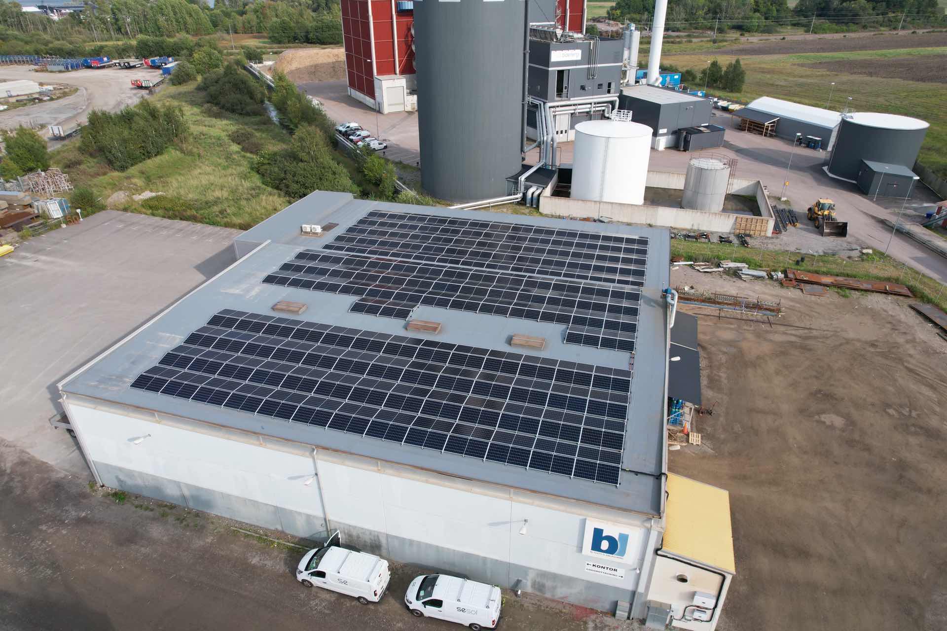 Solceller på en solcellsanläggning i Strängäs
