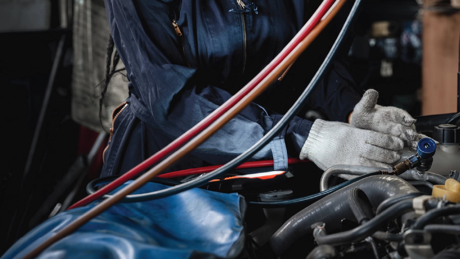 Mekaniker jobbar med bil