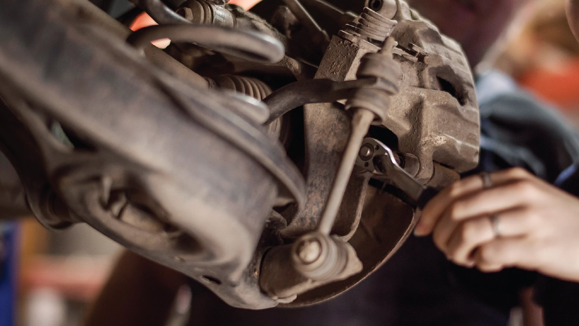 Mekaniker jobbar med bil