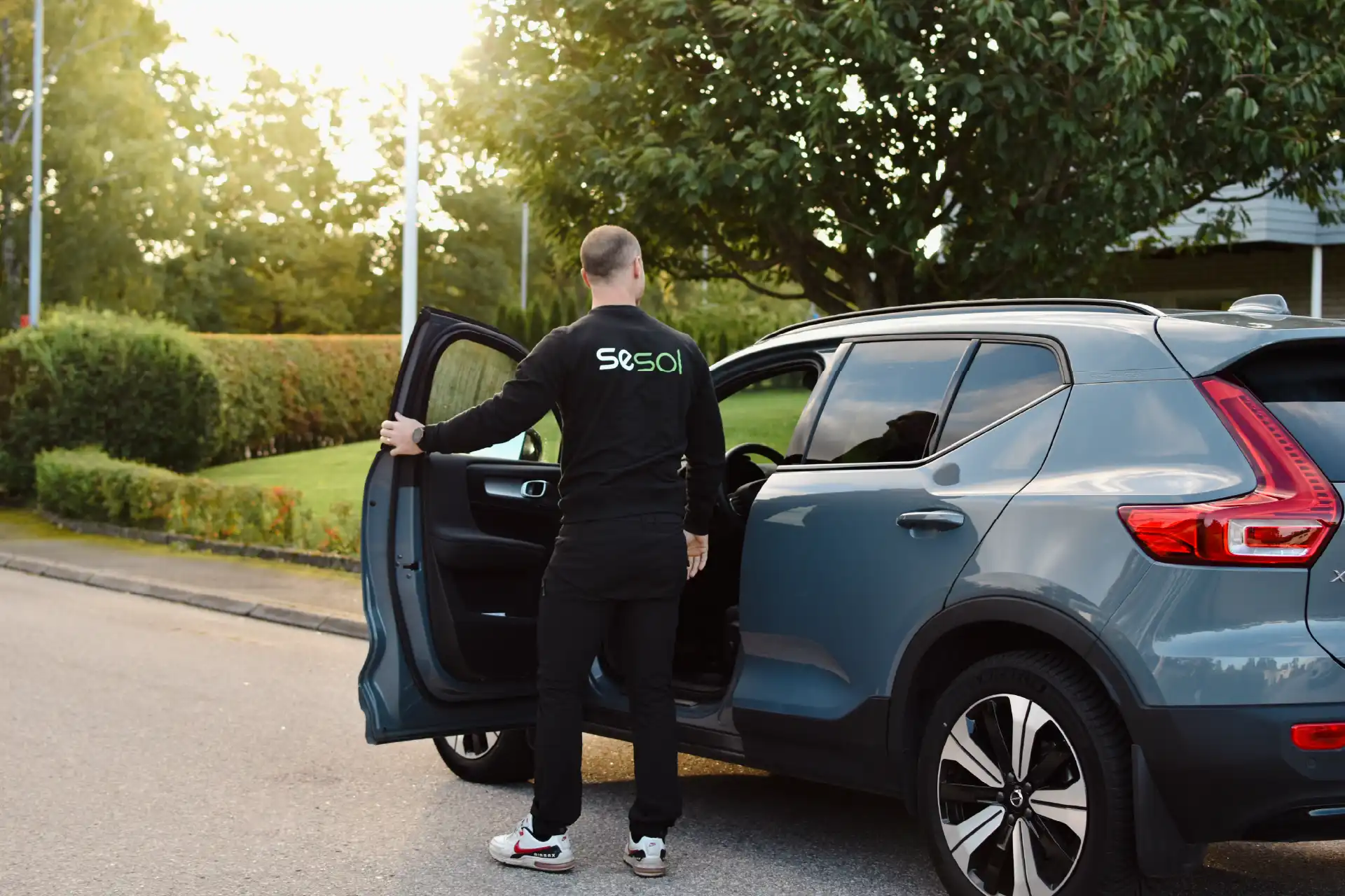 Projektledare kliver ur bilen vid kundmöte