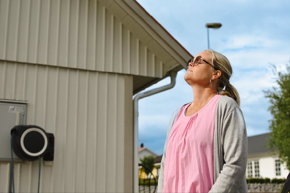 Kvinna vänder ansikte mot solen