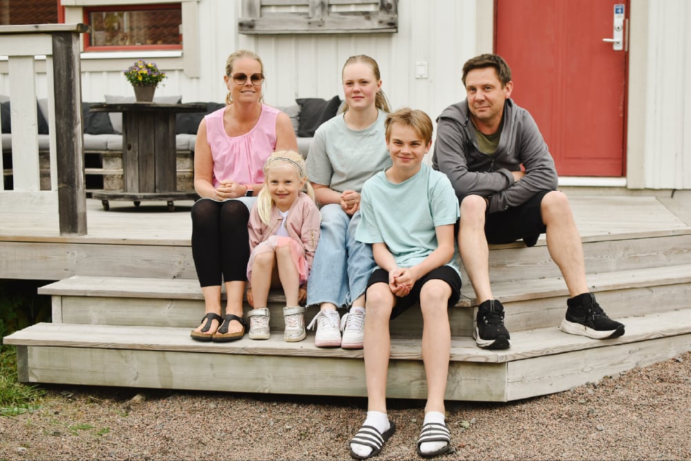 Familjebild på altanen