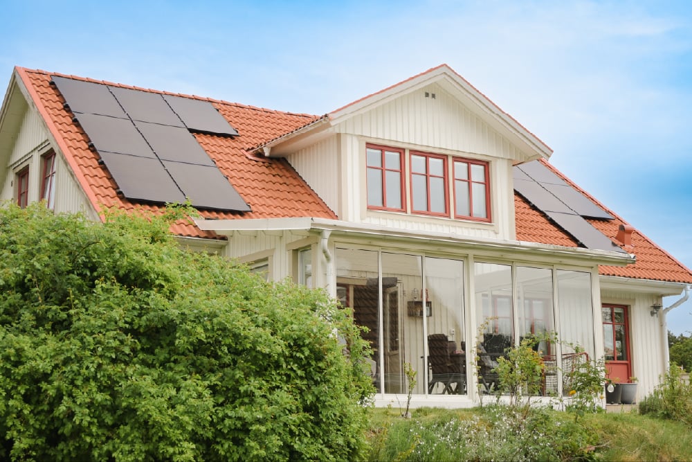 Bild på framtidens hem med solenergi