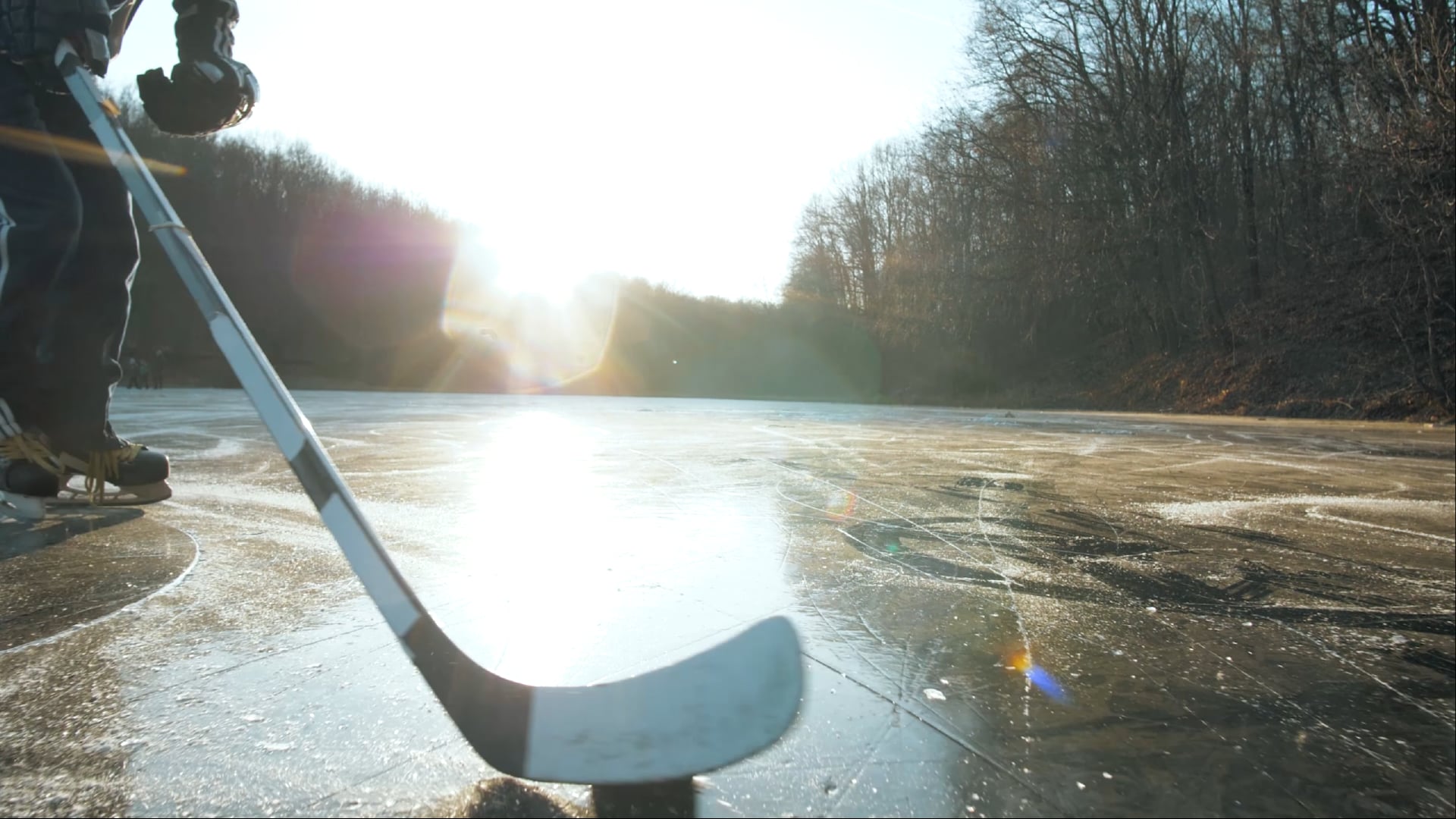 Hockeyspelare spelar ishockey på sjön