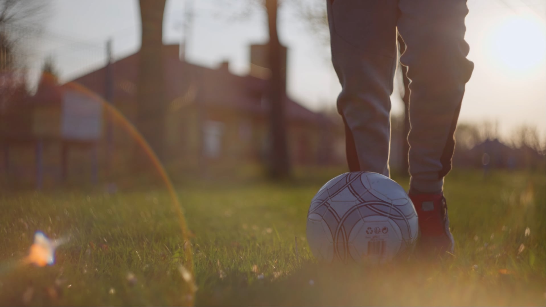 Pojke spelar fotboll på gräsmattan