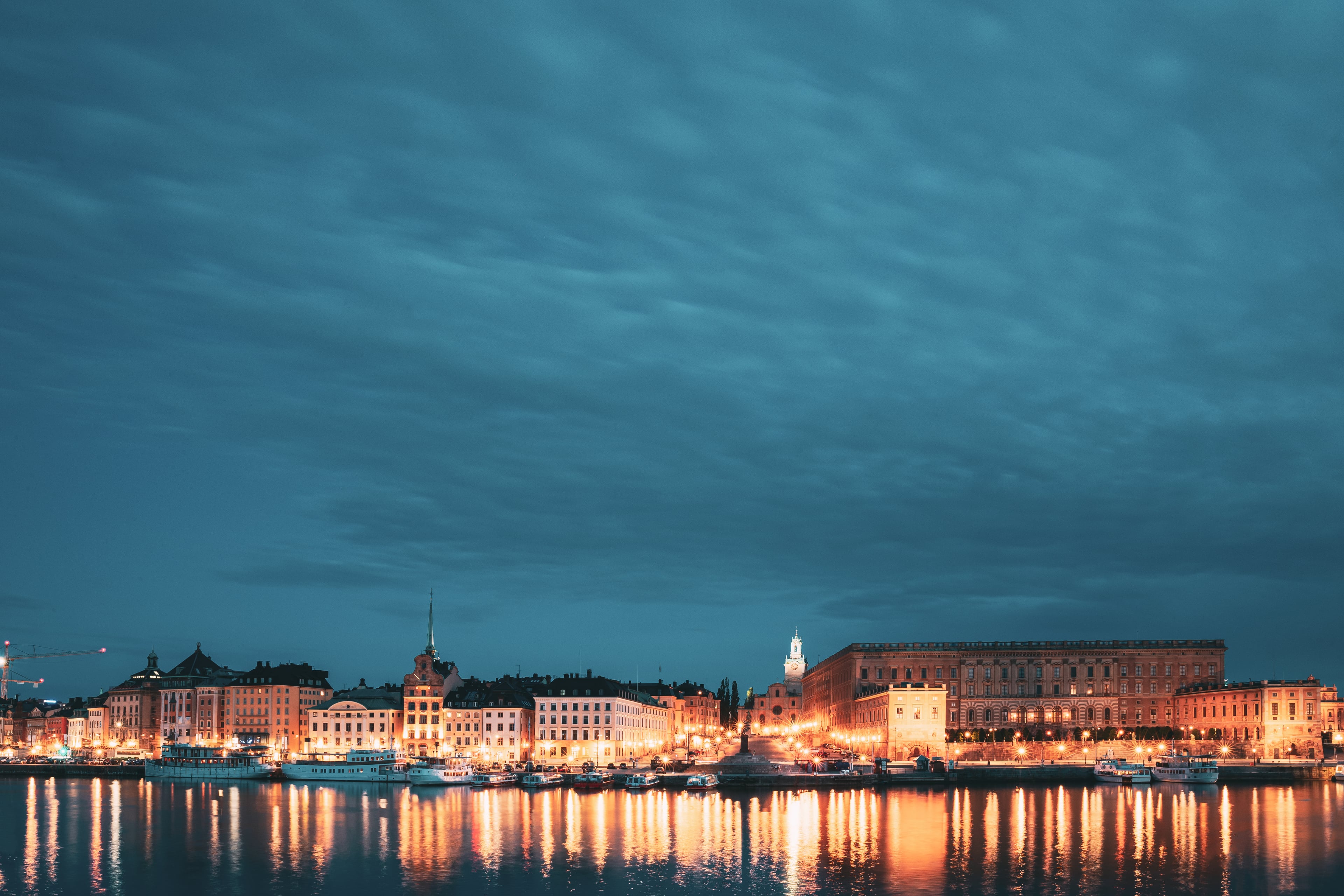 Miljöbild över ett upplyst Stockholms slott