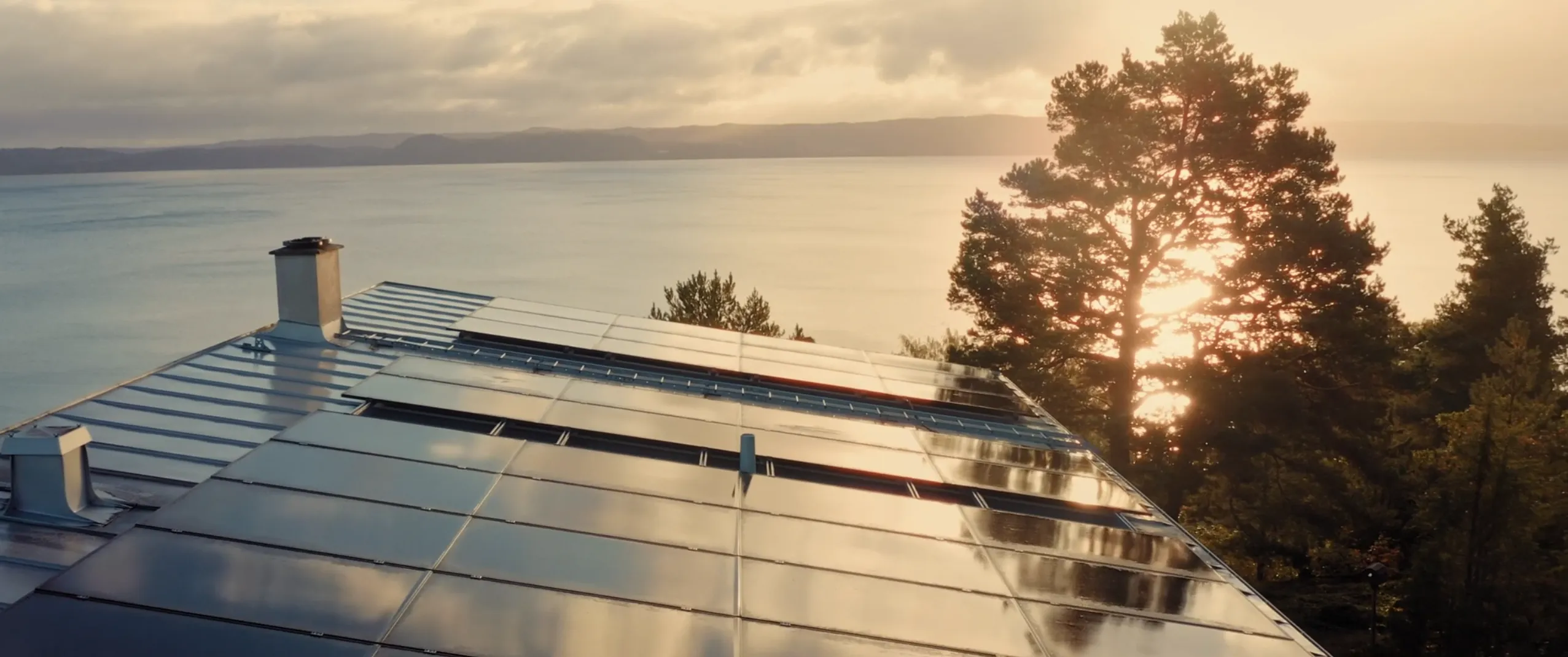 Miljöbild tak med solceller i solnedgång