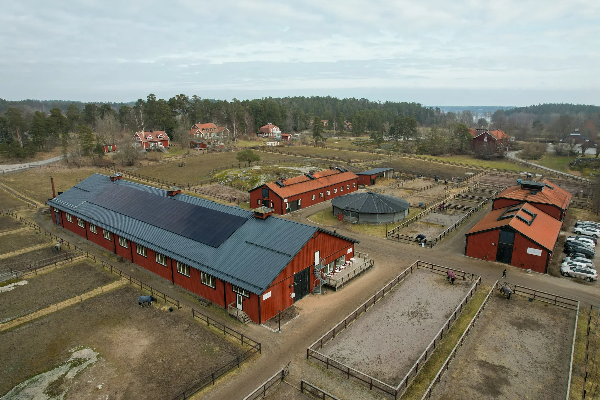 Stor solcellsanläggning på ladugårdstak