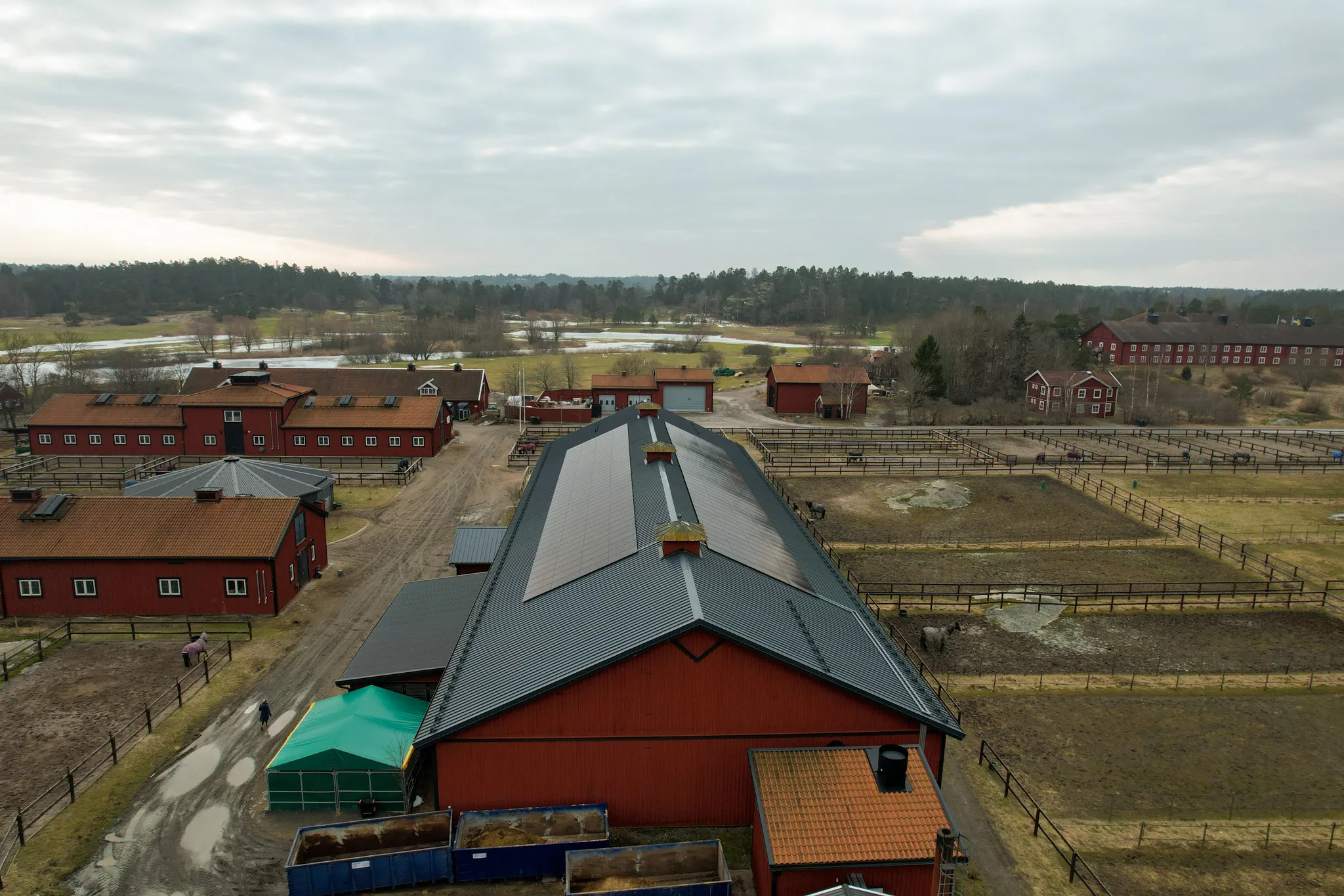 Stor solcellsanläggning på ladugårdstak