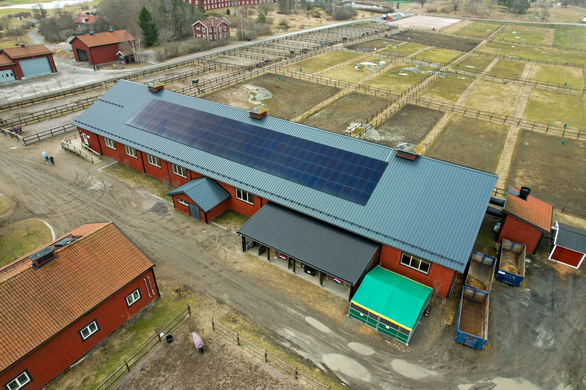 Stor solcellsanläggning på ladugårdstak