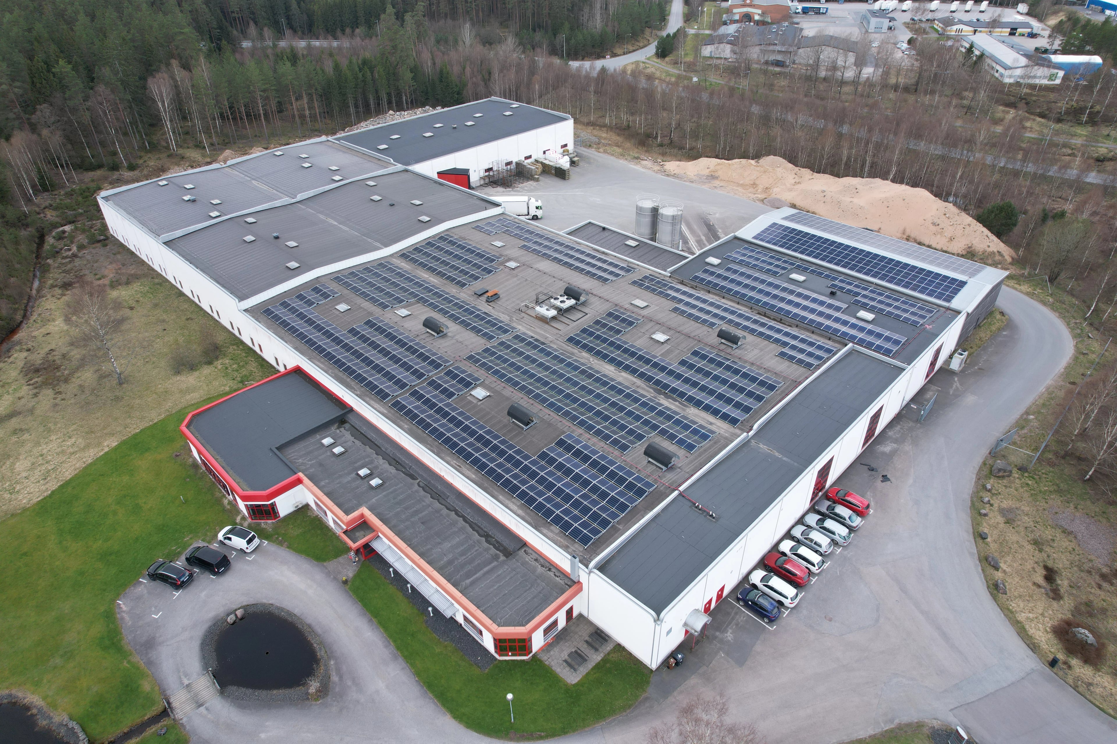 Stor solcellsanläggning på Nyby bruk i Gnosjö