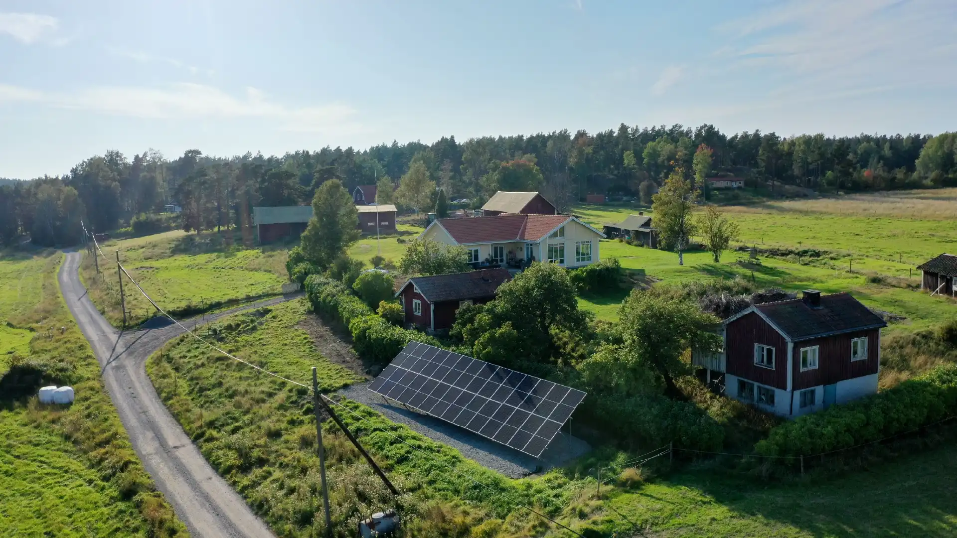 Landsväg med markanläggning av solpaneler