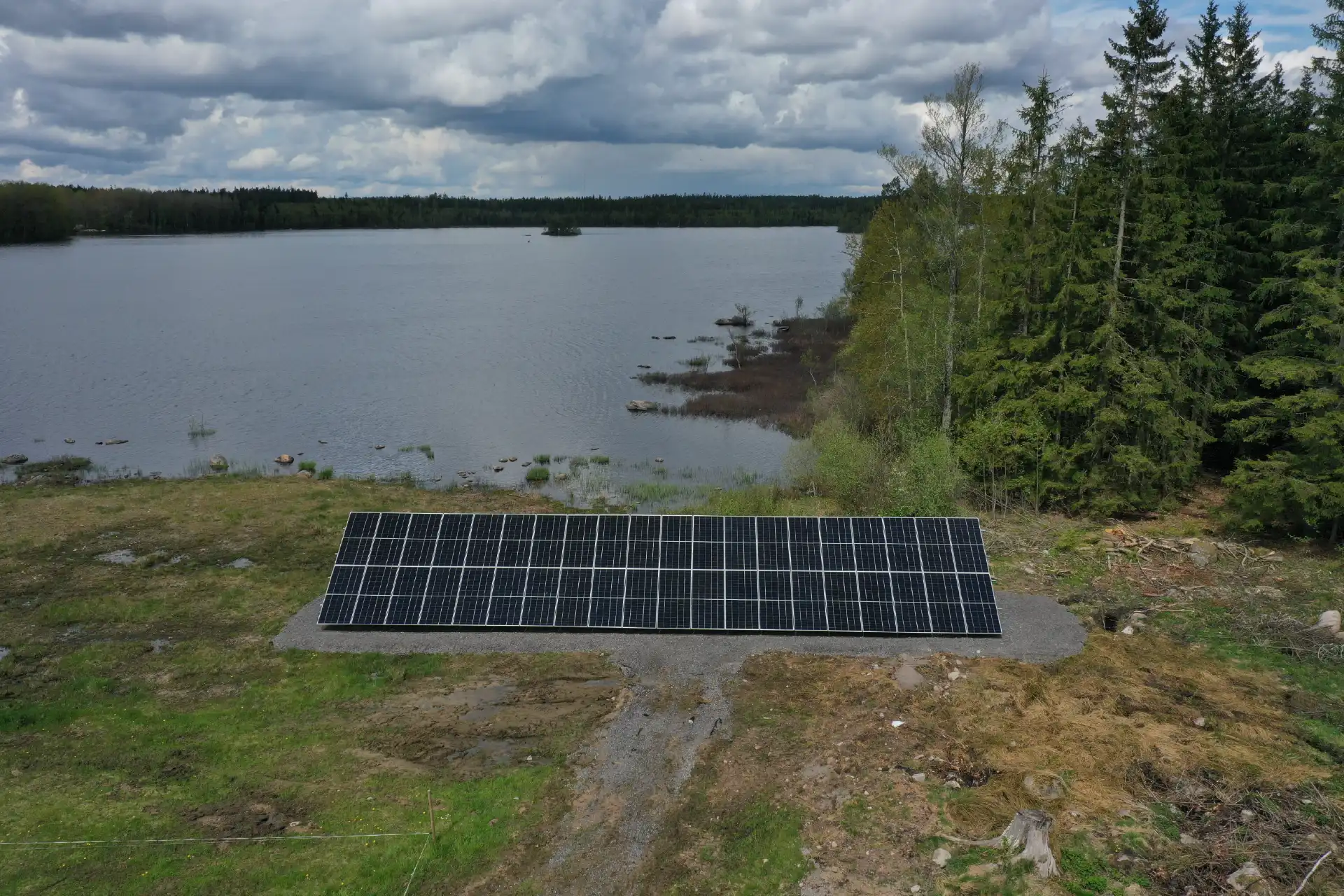Markanlagda solceller vid sjökanten