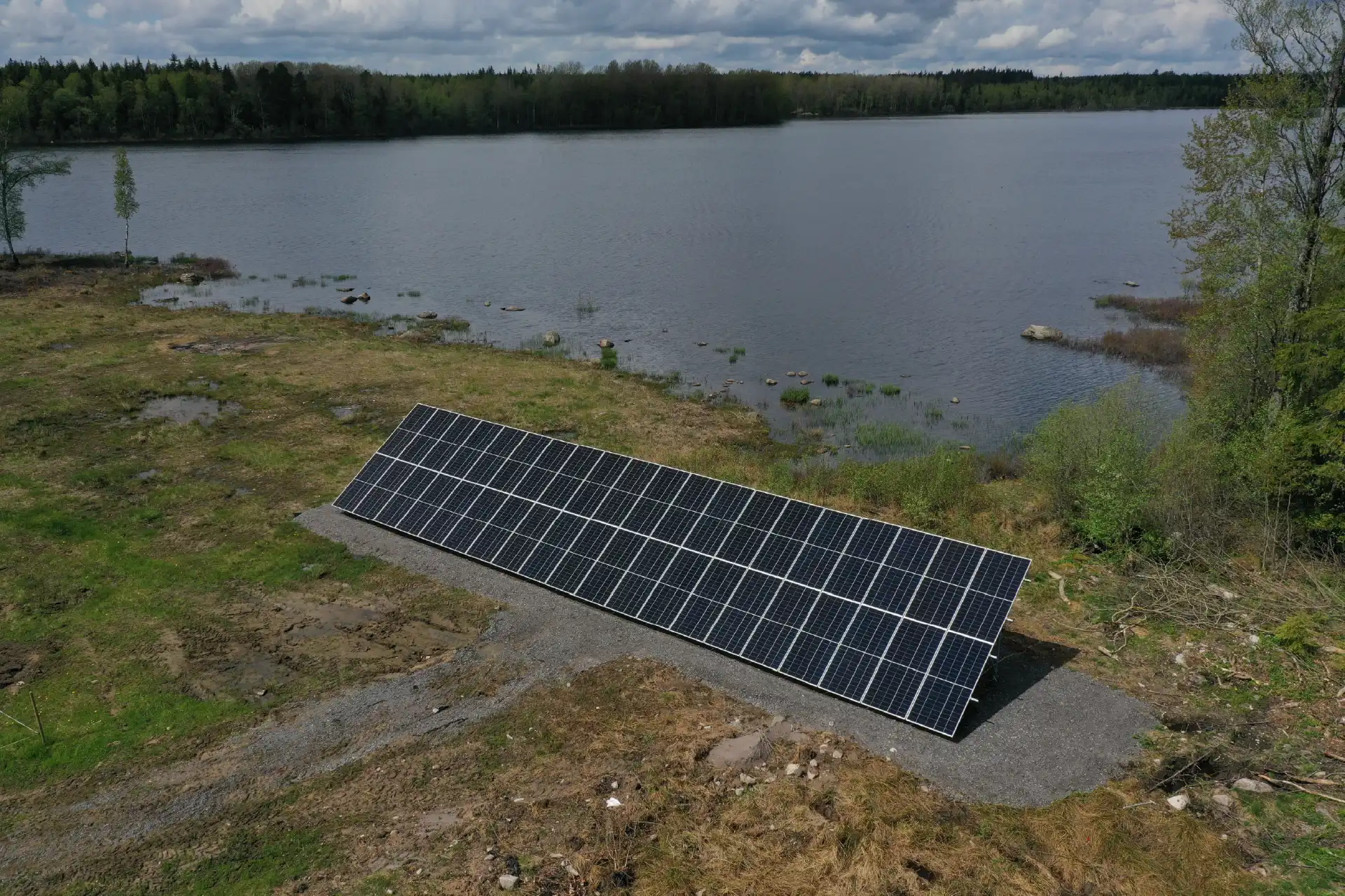 Markanlagda solceller vid sjökanten