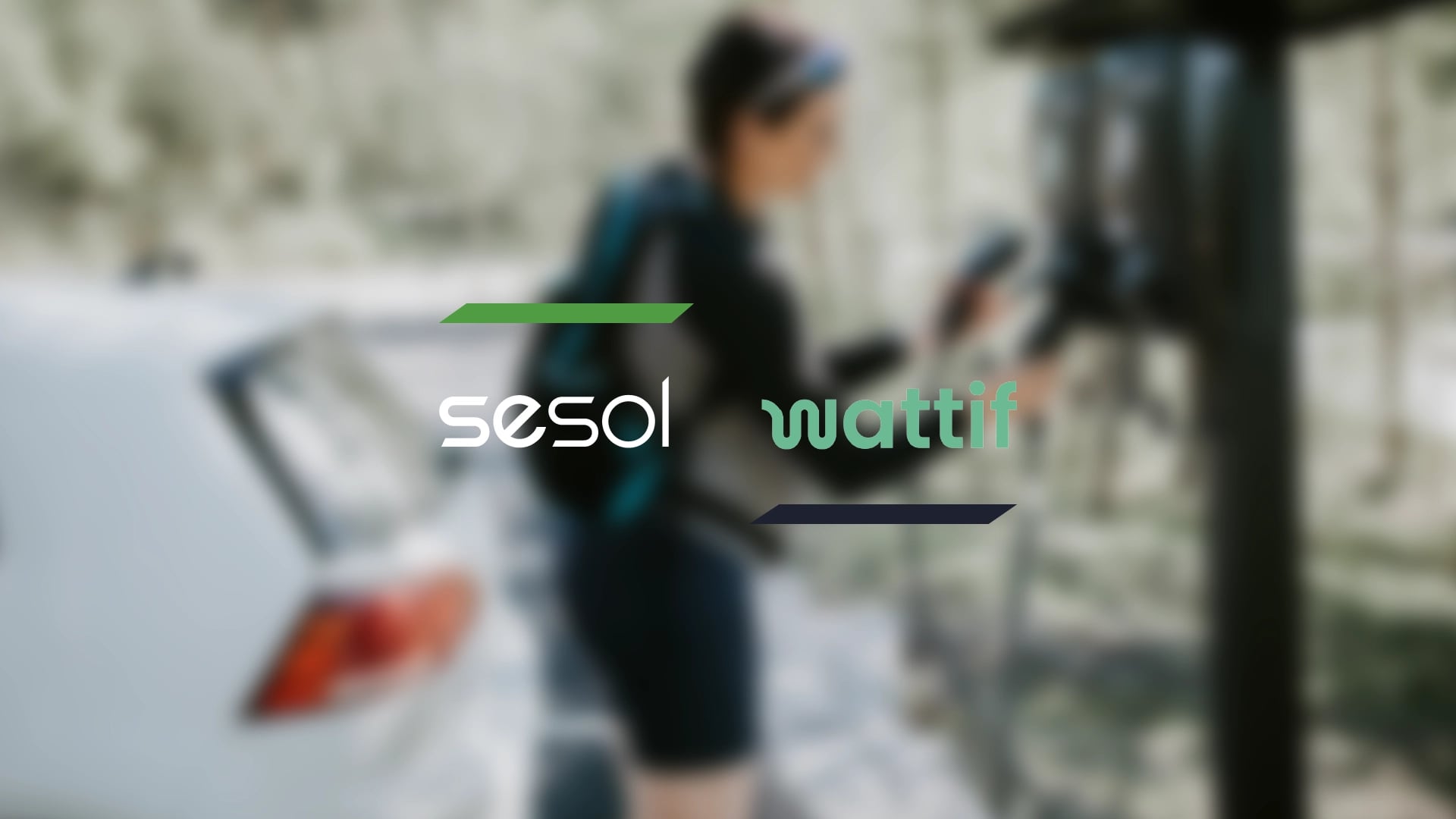 Sesol & Wattif logotyper på bild med kvinna vid laddstolpe