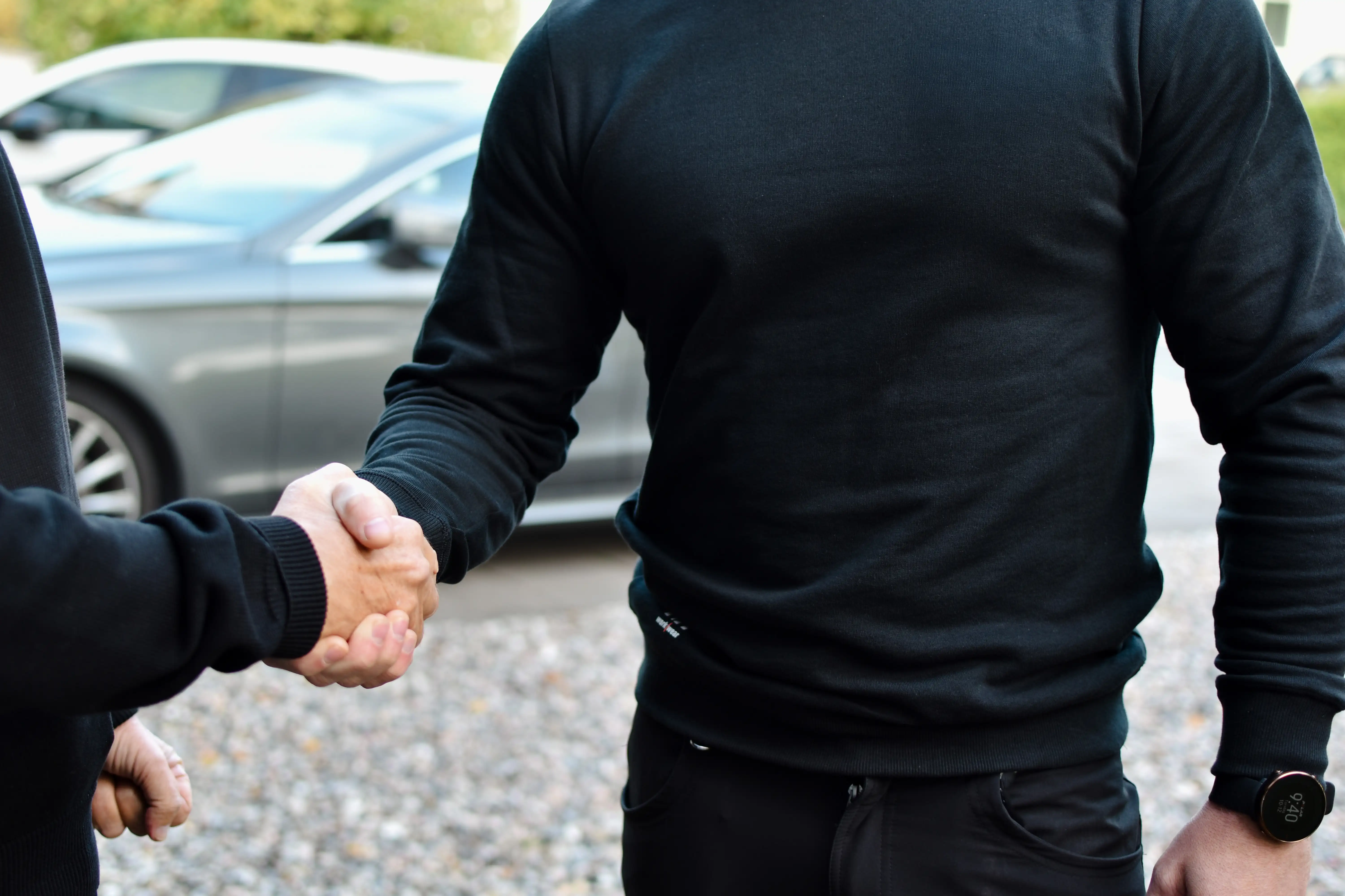 Handskakning med solcellskund