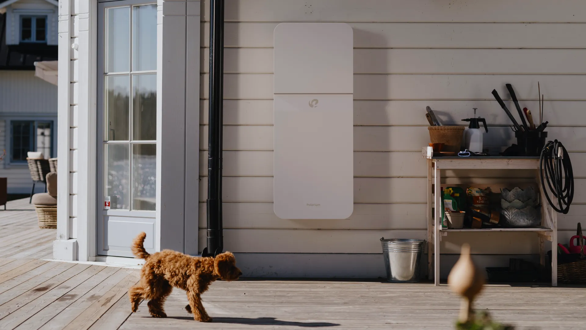 Polarium home batteri på vit fasad