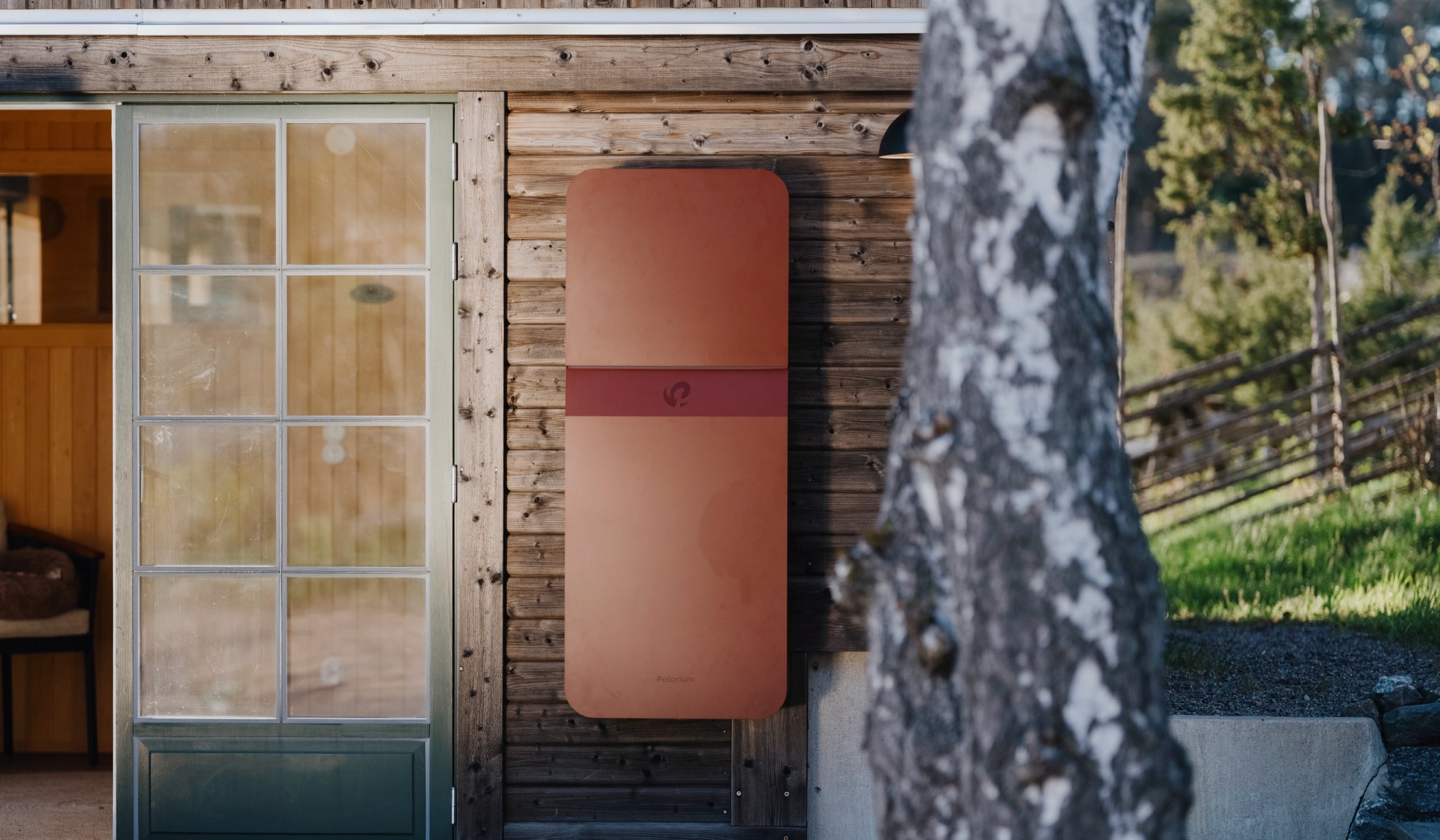 Rött Polarium Home Batteri på nordisk fasad