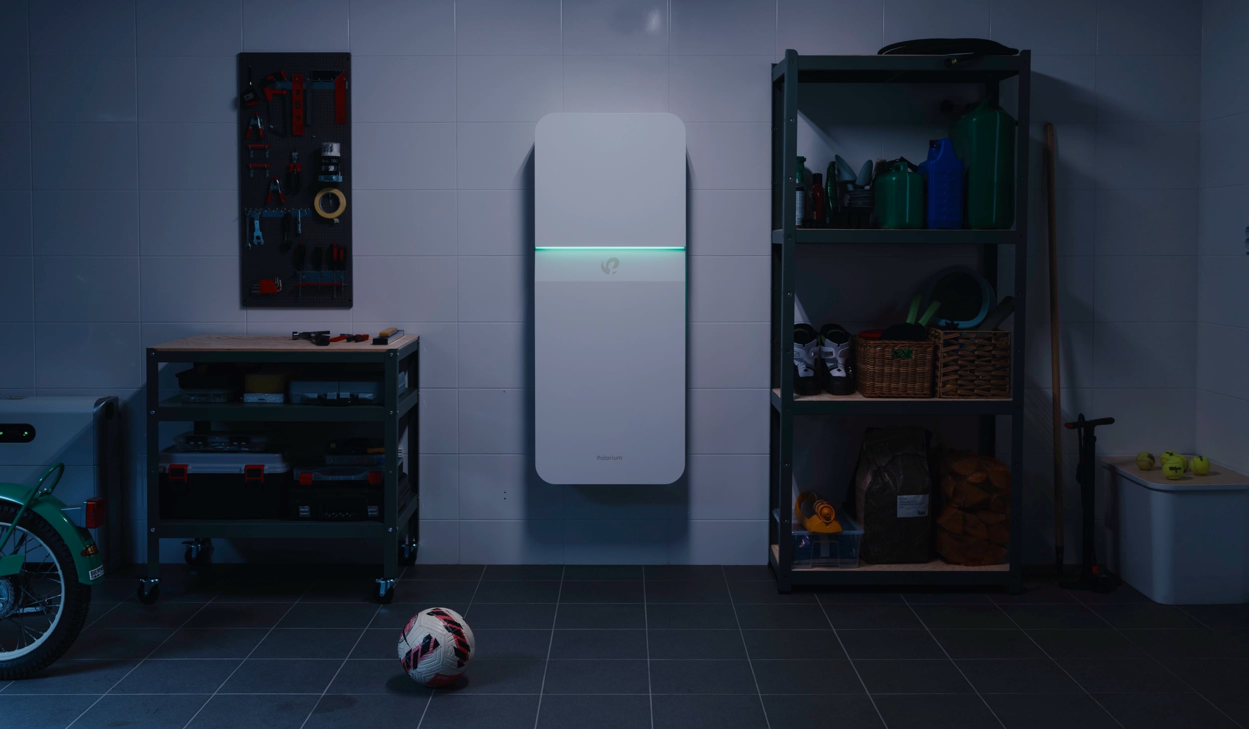 Vitt Polarium Home batteri inuti garage